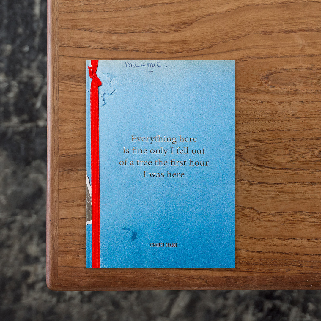 元舞台演出家の経歴を持つオランダのアーティスト、Jennifer Drabbe（ジェニファー・ドラッベ）による本作は、自身の家族六世代にわたる女性たちの親密な繋がりを描いた、重層的な物語。
発端は第二次世界大戦が激化する1944年に18歳だった祖母が、彼女の母（Jenniferの曽祖母）に綴った一通の手紙でした。そこには、未婚の母となる不安や、恋心が記されていました。独立心が強く、詩的でドラマチック、時に奔放でありながら狂おしいほどの愛の中にいた祖母。その筆致にJenniferは現代にも通じる普遍的な女性の姿を見出しました。
Jenniferは80年に及ぶ膨大な往復書簡やアーカイブ写真を紐解き、文字や画像を大胆に切り取り、再構成。
六世代の断片を繋ぎ合わせ、家族という最小単位の社会の中に、時代を超えて共鳴する愛と信頼の形を浮き彫りにした一冊。

#EverythingHereIsFineOnlyIFellOutOfATreeTheFirstHourIWasHereAndIAlsoCutMyThumb#JenniferDrabbe#graphic#photo #photograph #designbook #artbook #photobook #photographer#design#art