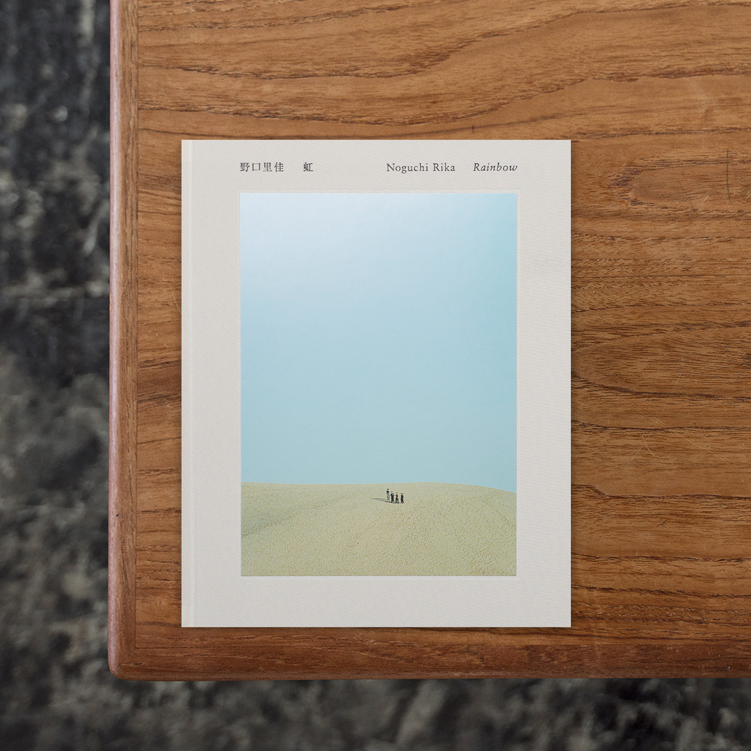 タカ・イシイギャラリーで開催された野口里佳の個展「虹」で発表された作品を収録した一冊。繊細な表現を伝えるため、製版設計の段階から色味を1％単位で調整するなど、細部にまで徹底した配慮が施されています。また、パラシュートがもつ独特の“空気感”を紙の上で表現するため、写真集ではあまり用いられない「アラベール」を用紙に採用。柔らかく、空気をはらんだような質感を生み出し、さらに袋とじ製本によって、ページを一枚ずつめくりながら静かに作品と向き合う体験を可能にしています。

#虹#野口里佳#YAMADABookPublishing#graphic#photo #photograph #designbook #artbook #photobook #photographer#design#art