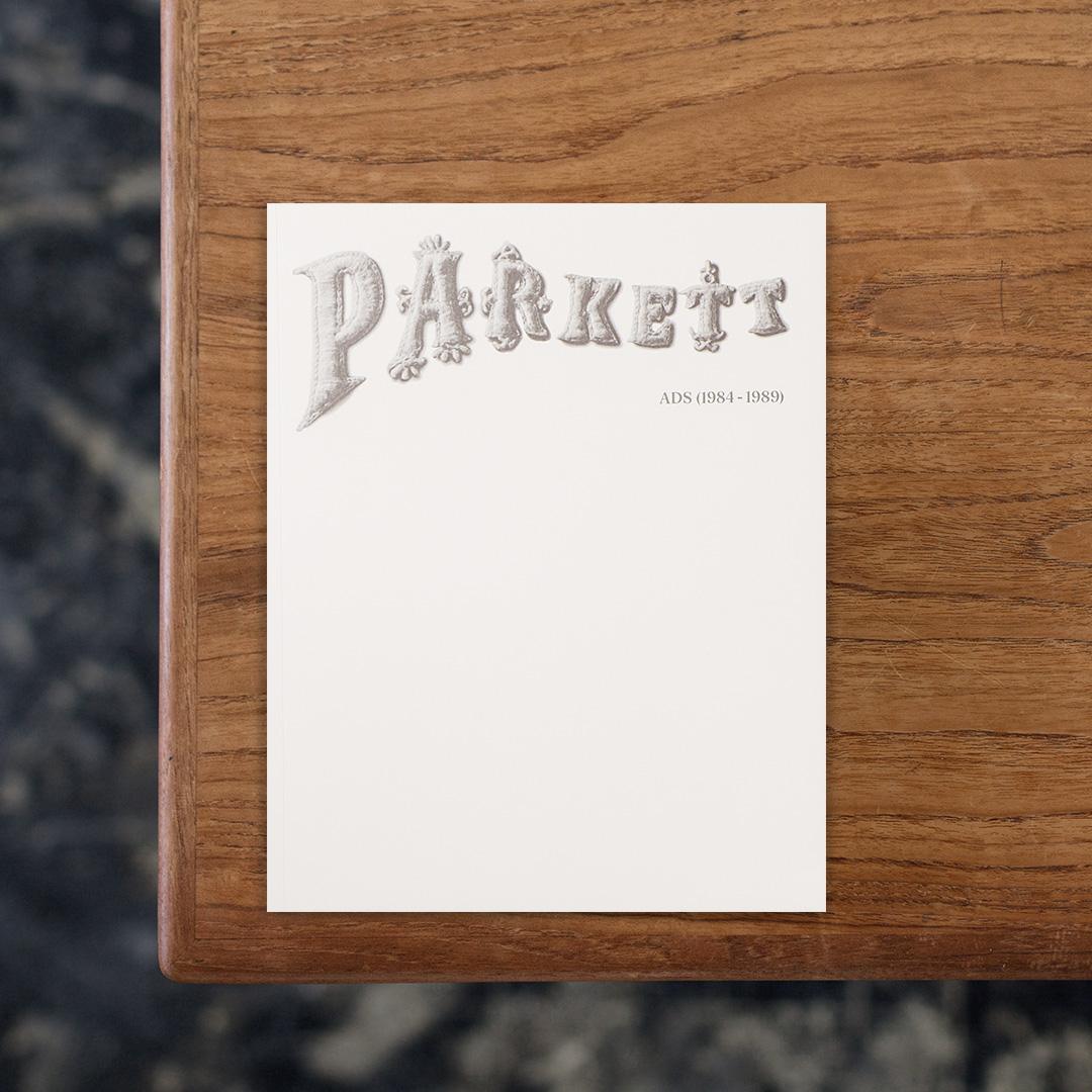 フランス人アーティスト、Tiane Doan Na Champassak（ティアン・ドアン・ナ・チャンパサック）の作品集。
1984年にスイスで創刊された現代美術誌PARKETTは、展覧会やアーティスト・エディションの制作を行う独自のプラットフォームとしても機能してきた。各号は一人のアーティストに焦点を当て、批評テキスト、アーティストが手がけたエディション作品などで構成されています。
本書はチャンパサックがPARKETTのために制作したプロジェクトを軸としたアーティストブック。
写真やイメージの断片を通じて、個人史、記憶、政治的背景といったテーマを掘り下げ、PARKETTという制度を表現の場として用いています。

#PARKETT#TianeDoanNaChampassak#RVBBOOKS#graphic#photo #photograph #designbook #artbook #photobook #photographer#design#art