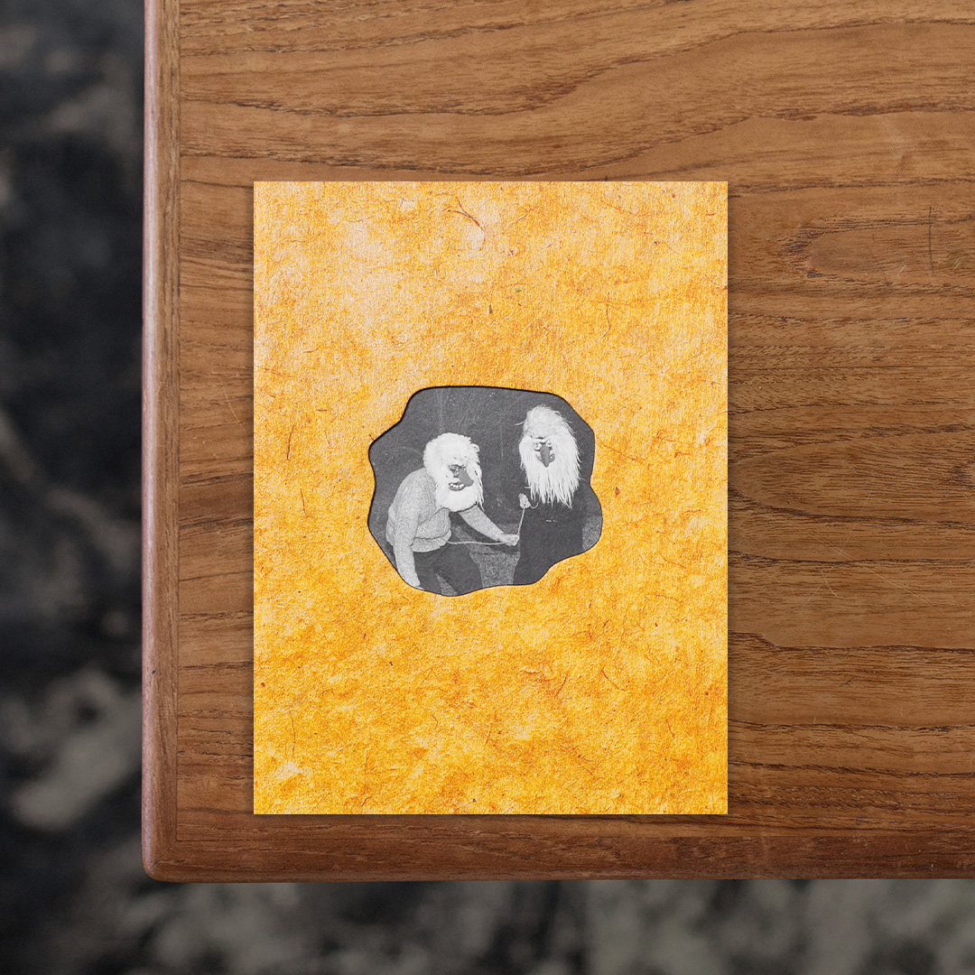 ルーマニア出身の写真家、Roxana Savin（ロクサナ・サヴィン）の作品集。
自身のルーツであるルーマニアの農村文化をベースに、死後の世界への信仰、民間伝承・神話、祖先や死者との関係を写真で探っています。
作品の核には作者の祖母アレクサンドラにまつわるエピソードがあり、亡くなった夫が夢に現れ、「迎えに来る」というやりとりを経て、実際にその季節に祖母が亡くなったという話で、現実と民間信仰が重なり合うような感覚が示されています。
タイトルの「Heaven’s Doorsill（天国の敷居）」が示すのは、到達点としての天国ではなく、生と死のあいだにある「境界」そのもの。本作はその境界に立ち続ける感覚を可視化したものと言えます。

#OnHeaven'sDoorsill#RoxanaSavin#dienachtPublishing#graphic#photo #photograph #designbook #artbook #photobook #photographer#design#art