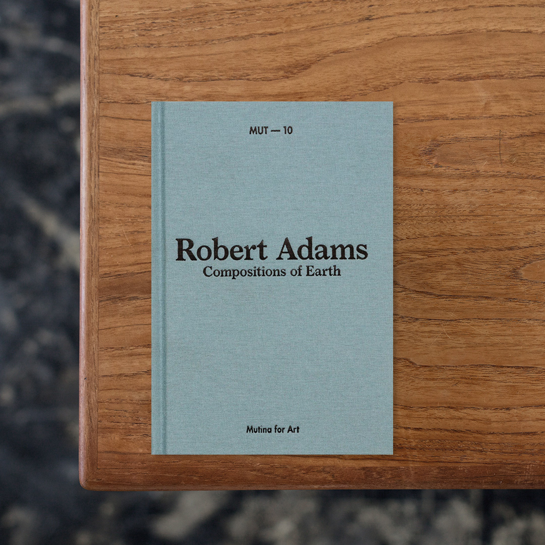 イタリアを拠点として活動するアメリカ人アーティスト、Robert Adams（ロバート・アダムス）の作品集。イタリアのタイルブランド「MUTINA」の社屋で開催した展覧会に伴い刊行されたものです。MUT Booksとは、展覧会プロジェクトに付随する書籍シリーズであり、完成された作品ではなく思考と制作の途中経過を提示する実験的なものとなっています。
本書はアダムスに代表的な作品群から抜粋した粘土質レンガと対話するように展開しており、レンズを通して詩的に捉えたアメリカの辺境の地とその変容を写し出しています。

#MUT10|COMPOSITIONSOFEARTH#RobertAdams#graphic#photo #photograph #designbook #artbook #photobook #photographer#design#art