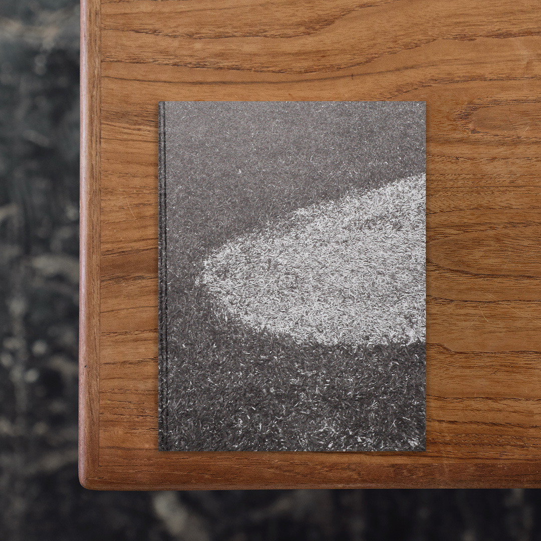 香港を拠点に活動し、都市環境や社会状況を長期的に記録するプロジェクトを多く手がけているイタリア出身の写真家、Pierfrancesco Celada（ピエルフランチェスコ・チェラーダ）の作品集。
本書は2014年から2022年にかけての香港を記録したもので、雨傘運動、2019年の抗議活動、COVID-19パンデミックといった社会的な出来事が背景に含まれています。
香港の街並み、海岸線、建築、日常の風景などを中心に都市の密度や空間構造、移動の感覚を断片的に記録。作品全体には「ハッピー・バレー行き」と表示される路面電車の存在が象徴的に配置し、都市の中における移動と一時的な逃避のイメージが繰り返し示されています。
香港は高層建築が密集し、人口密度が高い一方で自然保護区や緑地も多く存在する都市。本書では、その対比的な環境の都市内部に設計された地下通路や商業施設、住宅構造なども含め、生活空間の重層性にフォーカスしています。

#WhenfeeltakeatraintotheHappyValley##graphic#photo #photograph #designbook #artbook #photobook #photographer#design#art