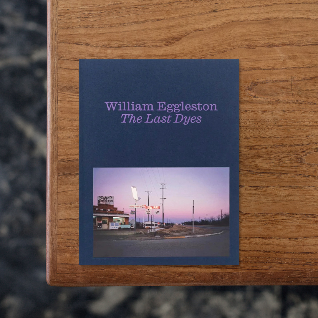 写真家・William Eggleston（ウィリアム・エグルストン）の作品集。
70年代のアメリカにおけるカラー写真「ニューカラー」の旗手であるエグルストンは、活動当初よりコダック社が1940年代に開発したカラー写真を3色に分解して組み合わせる印刷技法「ダイ・トランスファー方式」の彩度と階調の豊かさに惹かれ、作品制作の際はもっぱらこの技法を用いていました。
しかし1990年代初頭に製造や使用時の薬品がもたらす環境への有害性を理由に、フィルムや染料、印画紙といった一連の材料の製造が中止。エグルストンはそれまでの作品制作プロセスを変えざるを得なくなりました。
本書はこの「ダイ・トランスファー方式」によるプリントの新作が提示される最後の機会となった展覧会『The Last Dyes』の開催に伴い刊行された一冊。
『The Outlands』や『Chromes』といった主要作品から、1976年にMoMA（ニューヨーク近代美術館)で開催された個展『William Eggleston's Guide』での展示作品からカタログに掲載された作品まで、エグルストンの息子であるウィリアムとウィンストンの二人と協議してセレクトされた作品を掲載しています。

#THELASTDAYS#WilliamEggleston#DAVIDZWIRNERBOOKS#graphic#photo #photograph #designbook #artbook #photobook #photographer#design#art