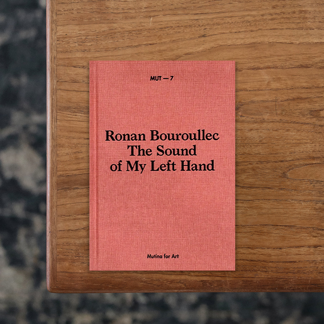 パリを拠点に活動するブルターニュ出身のデザイナー、Ronan Bouroullec（ロナン・ブルレック）の作品集。「Casa Mutina Milano」で開催した展覧会に伴い刊行されたもの。
MUT Booksとは、展覧会プロジェクトに付随する書籍シリーズであり、完成された作品ではなく思考と制作の途中経過を提示する実験的な作品集となっている。
作品や展覧会風景に加え、キュレーターによるエッセイや考察、アーティストへのインタビューを収録。
タイトルが示す通り、本書の核となるのは左手で描かれたドローイング。右利きであるブルレックがあえて左手を使うことで、コントロールや機能性から距離を取り、身体的で偶発的な線を引き出しています。

#MUT7|THESOUNDOFMYLEFTHAND#RonanBouroullec#MUTINA