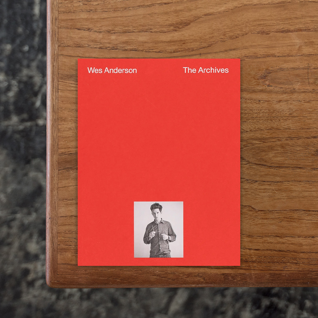 アメリカ人映画監督、Wes Anderson（ウェス・アンダーソン）の作品集。
パリのシネマテーク・フランセーズとロンドンのデザインミュージアムがウェス・アンダーソンと共同企画した、初の回顧展に伴い刊行されました。
映画制作の過程で生まれたスケッチ、セットデザイン、衣装、プロップ、撮影資料、未公開の写真やドローイングなどが豊富に収録されており、左右対称の構図、色彩設計、細部への徹底したこだわりといったウェス・アンダーソンの美学は映画の画面だけでなく制作資料の中にも一貫して表れていることがわかります。
本書はそうした断片を通じて物語がどのように組み立てられていくのかを示しながら、30年以上にわたる映画活動の功績を称えています。
資料は、スカーレット・ヨハンソン（Scarlett Johansson）、ティルダ・スウィントン（Tilda Swinton）、作曲家アレクサンドル・デスプラ（Alexandre Desplat）、ミュージシャンのセウ・ジョルジ（Seu Jorge）、ミュージック・スーパーバイザーのランダル・ポスター（Randall Poster）といった長年の協働者たちの存在によってさらに奥行きを与えられています。

#THEARCHIVES#WesAnderson#THEDESIGNMUSEUM#graphic#photo #photograph #designbook #artbook #photobook #photographer#design#art