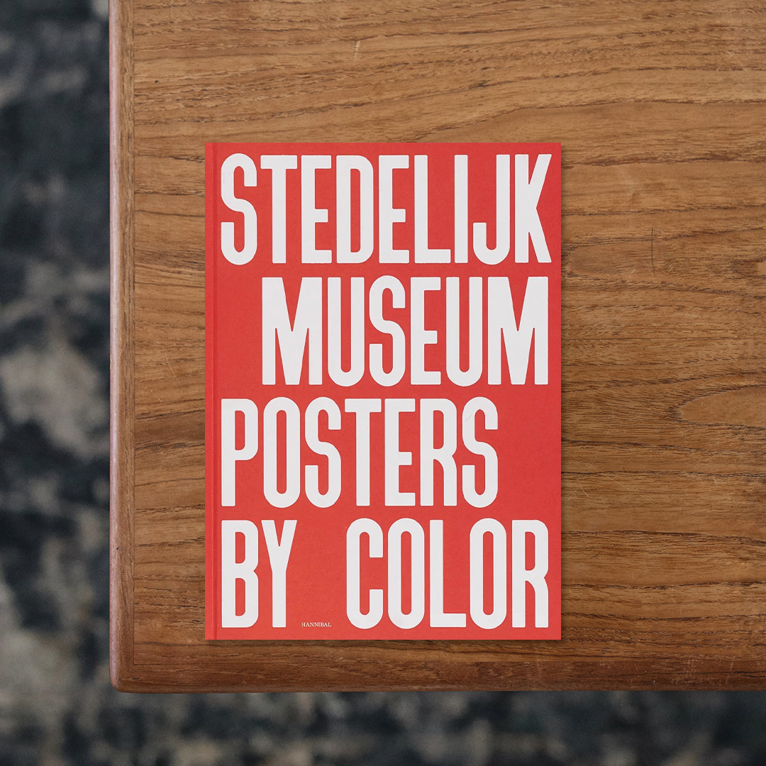 STEDELIJK MUSEUM POSTERS BY COLOR

オランダのアムステルダム市立美術館が所蔵するポスター・コレクションを紹介する作品集。
宣伝広告、展覧会告知、公共ポスター、文化イベントなど同館が収蔵するポスターは20,000点を超えます。
本書は膨大なコレクションの中から500点以上を色彩ごとに構成し、視覚表現、デザインの潮流、文化史を辿ったもの。
時系列や作家別ではなく「色」によって再構成することで、グラフィックデザインの変遷と印刷表現が持つ力を提示しています。

#STEDELIJKMUSEUMPOSTERSBYCOLOR[ENGLISHEDITION]#HANNIBALBOOKS#graphic#photo #photograph #designbook #artbook #photobook #photographer#design#art
