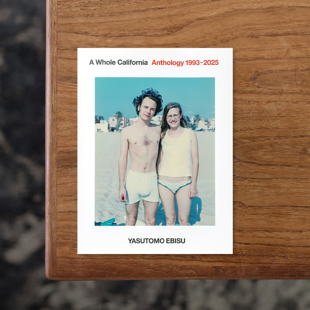 A Whole California Anthology 1993-2025

写真家・戎康友が1993年から約32年間にわたりカリフォルニアで撮影した旅の断片を凝縮した写真集。
自由と創造性が交錯する土地の風景やそこに生きる人々を捉え、自身の記憶と織りなすセンチメンタルなアンソロジーに仕上げている。初めて海を見た少年との映画のような出会いをはじめ、ロイド・カーンらライフスタイルの先導者たちのゆかりの地も収録しています。
独自の詩的な眼差しにより、乾いた風や息遣い、今こそ求める「心地よさ」の原風景を伝える一冊。

#AWholeCaliforniaAnthology1993-2025#戎康友#HeHe#graphic#photo #photograph #designbook #artbook #photobook #photographer#design#art