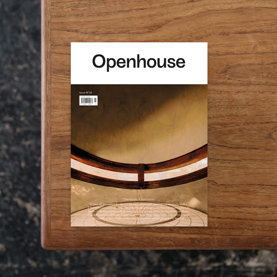 OPENHOUSE 25

アートやデザイン、建築、ファッションといった分野で活躍する人々の自宅やアトリエにおける空間とライフスタイルの魅力について、豊富な写真とインタビューとともに紹介するスペイン・バルセロナ発のインテリアマガジン・OPENHOUSE。
第25号となる本誌のテーマは「Obsessions：A Self Portrait（執着：写し鏡）」。
剣持勇や渡辺力をはじめとした戦後日本の家具コレクター・Luis Sendino（ルイス・センディーノ）や、個人的審美眼で現代作家の作品を集めるAndrés Carretero（アンドレス・カレテロ）、また経年によるひび割れや植物による侵食を豊かさとして享受するCasa Albero（カーサ・アルベロ）など、情熱と執着の両方に折り合いをつけながら自身の純粋な興味や欲求に従った選択で独自のコレクションや住空間を築いた人物たちが登場。
SNSやネットのアルゴリズムを通じた興味関心の増幅により本来求めていたはずの存在を見失うことの多い現代において、一つの模範と言えるような芯のある生き方とその暮らしぶりに触れることができます。

#OPENHOUSE25#OpenhouseMagazine#graphic#photo #photograph #designbook #artbook #photobook #photographer#design#art