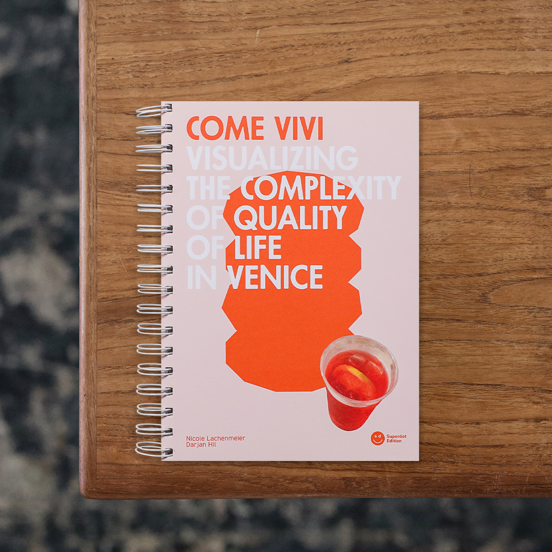 ComeViVi

スイス・バーゼルを拠点とするデザインスタジオ Superdot Studioから刊行された本書は、観光公害が深刻なヴェネツィアを舞台に、都市の「生活の質」を多角的に分析・記録した一冊。
誰がその都市で暮らしているのか（WHO）、何が生活の要素になっているのか（WHAT）、どこでその生活が営まれているのか（WHERE）、そして、いつその生活が変化するのか（WHEN）という4つの次元を通じて、都市の日常を多層的に読み解いています。
また、マッピングやビジュアルコミュニケーションの手法を用いて複雑な都市情報を直感的に理解できるように構成。
都市を人々の経験が複雑に重なり合う場として捉え直し、その過程を視覚的なフレームワークと具体的なフィールドワークで描き出したビジュアルドキュメントとなっています。

#ComeViVi#ComeViVi#DarjanHil#Superdot#graphic#photo #photograph #designbook #artbook #photobook #photographer#design#art