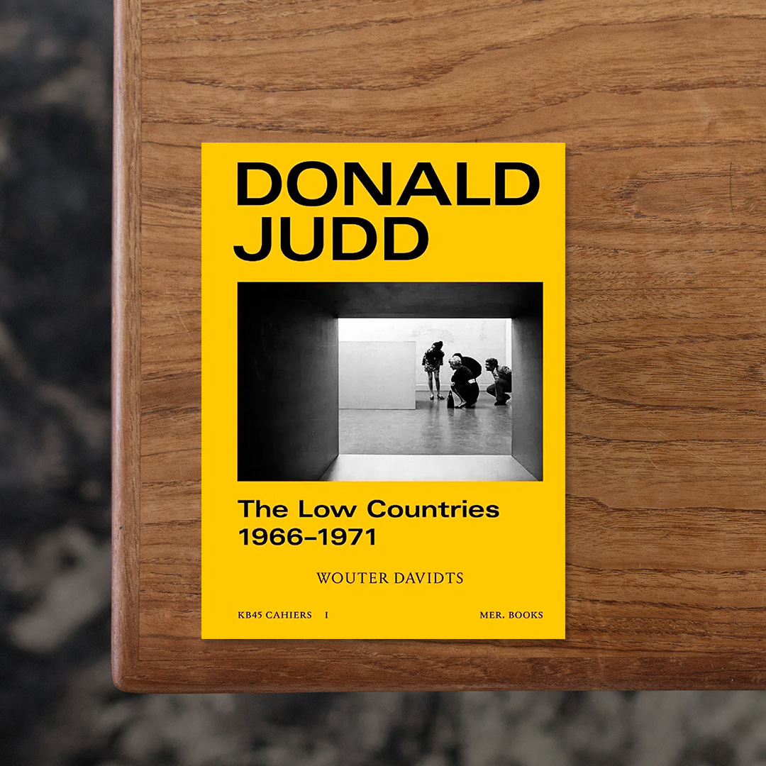 THE LOW COUNTRIES – 1966–1971

ミニマル・アートの代表的なアーティストであるDonald Judd（ドナルド・ジャッド）の1966年から1971年にかけてベルギー、オランダ、ルクセンブルクで過ごした時期の活動や思考を紐解く一冊。
美術史研究者Wouter Davidts（ワウター・ダヴィッツ）が、これまであまり注目されてこなかったヨーロッパでの初期の活動を検証しています。
対象は1965年にストックホルム近代美術館で開催されたグループ展への参加から、1970年のファン・アッベ美術館で行われた初の個展に至るまでの時期に及び、オランダ、ベルギーに残された豊富なアーカイヴ資料をもとにアメリカで自身の造形言語を確立していったのと同時期に、ヨーロッパにおいてもJuddの作品が重要な制度的・批評的関心を集めていた過程を明らかにしています。
Juddの先駆的なミニマリズムが持つ国際的な広がりと、その持続的な影響力を新たな視点から照らし出す貴重な資料です。

#THELOWCOUNTRIES–1966–1971#MER.BOOKS#graphic#photo #photograph #designbook #artbook #photobook #photographer#design#art