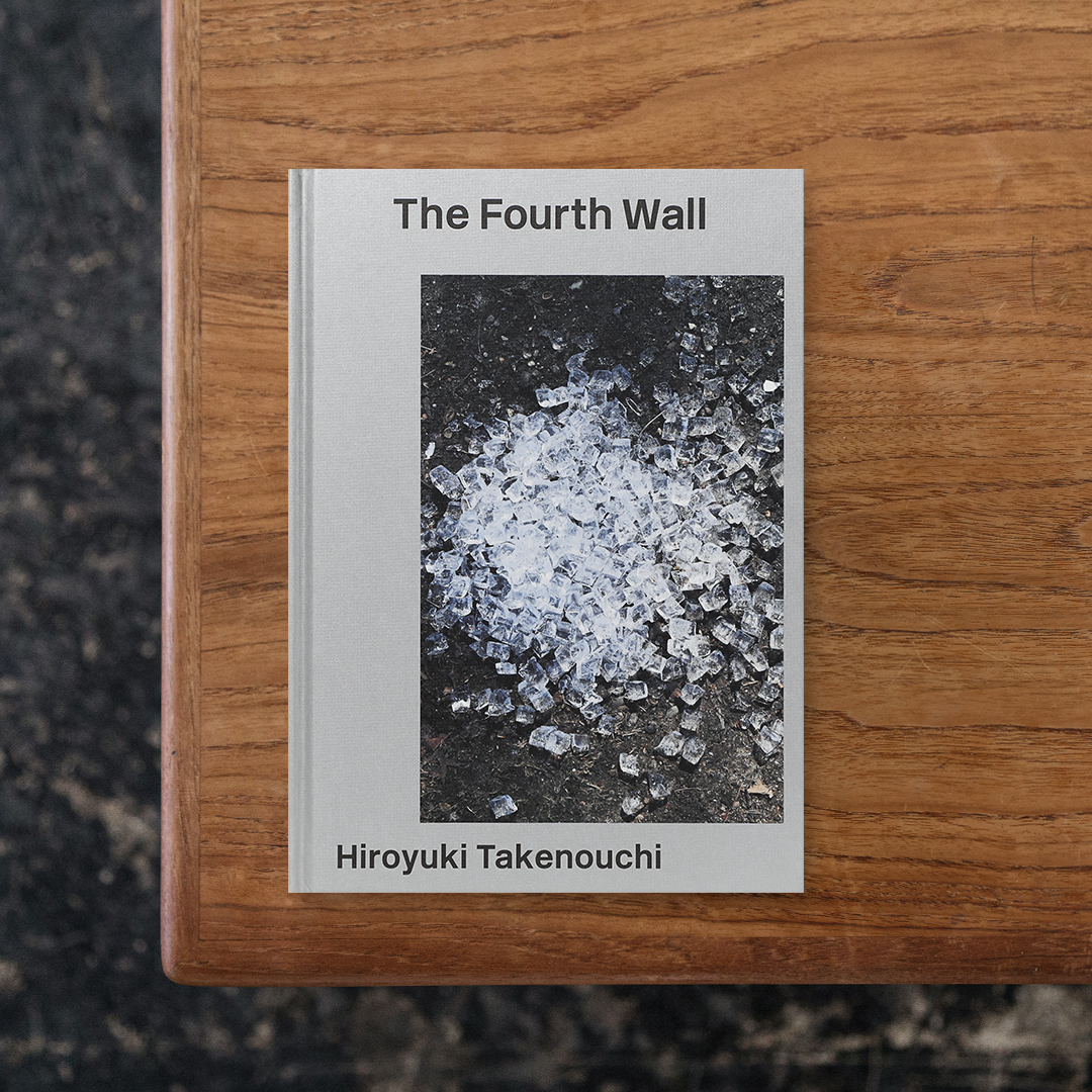The Fourth Wall / 第四の壁

写真家・竹之内祐幸が、様々な被写体の持つ無垢な美を引き出した一冊。
竹之内は両親が共働きのために幼少期は家で一人過ごすことが多く、孤独感や疎外感を抱えながらも、そうした感情と弱さを悟られないように壁を作りながら他者と関わってきました。
しかしカメラを手に写真を撮影している最中においては我を忘れて無心になることができ、幼少期に感じた孤独や疎外感を乗り越えて他者にありのままを曝け出すとともに、自身の内面で眠る生来の自分とも再会を果たすことができました。
本書では竹之内が撮影した都市の風景や草木に花などの自然、また身の回りの何気ない日常に、様々な友人たちなどを収録。
竹之内の内面から溢れた柔かな視線と鋭い観察眼を通じて、被写体の潜在的な魅力と、そこに存在することの儚さや奇跡が捉えられています。
タイトル「第四の壁」は、現実世界と演劇内のフィクションな世界を隔てる想像上の壁について指す単語で、観客はこの壁を通して舞台上に繰り広げられる世界を観ているとされます。

#TheFourthWall第四の壁#T＆Mprojects#graphic#photo #photograph #designbook #artbook #photobook #photographer#design#art