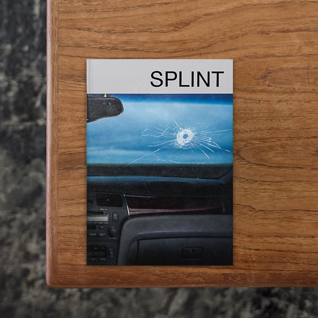 SPLINT

写真家、クリエイティブディレクター・Chessa Subbiondo（チェッサ・スビオンド）による初作品集。
自身が拠点とするニューヨークとロサンゼルスで過去2年間にわたって、新進や中堅のモデルと女優を迎えたセットアップによる一連の作品を収録。
静止した場面でありながら前後の時間や物語の存在を感じるのは、場面設定の演劇性に焦点が当てられていることに加えて、スビオンド自身の私生活や周囲の人々への観察から得た感情を様々な人物に投影されていることが大きく起因しています。
作り物のはずが確かに宿るリアリティは、鑑賞者の心に混乱や興奮、そして悲しみといった感情までも呼び起こします。

#SPLINT#ChessaSubbiondo#スーパーラボ#graphic#photo #photograph #designbook #artbook #photobook #photographer#design#art