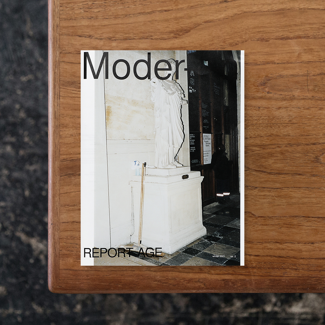 Moder—n no.2
クリエイティブディレクターで編集者・高宮啓が発行するカルチャー誌『Moder—n』。
アナログレコードのA面・B面を思わせる誌面編集と、アートブックのような大胆なビジュアル構成を特徴とし、アート、写真、音楽、ファッション、スケートカルチャーなど多様な領域を横断しながら、現代カルチャーの断片をドキュメンタリーで記録します。
第二号となる本誌では、「REPORT AGE（時代の記録）」という特集タイトルのもと、世界中で大きな変化が起きてしまった現代の中で多様化が加速するカルチャーは現代社会でいかに触媒の役割を果たしているのかを、世界各地のアーティストたちと共にノンフィクション・ドキュメンタリーの形式で解読。
巻頭では、写真家としての活動のほかに世界情勢や社会問題についてSNSなどを駆使して発信を行う活動家、さらに10代の頃から音楽活動に取り組み、近年では活発に幾つものレコード作品もリリースするWolfgang Tillmans（ヴォルフガング・ティルマンス）を特集。
現在の拠点であるベルリンでのスナップと思われる写真を含むバラエティ豊かなイメージの組み合わせにより、今回のテーマ「REPORT AGE」が見事に表現されています。

#Moder—nno.2#ATARICA.inc#graphic#photo #photograph #designbook #artbook #photobook #photographer#design#art
