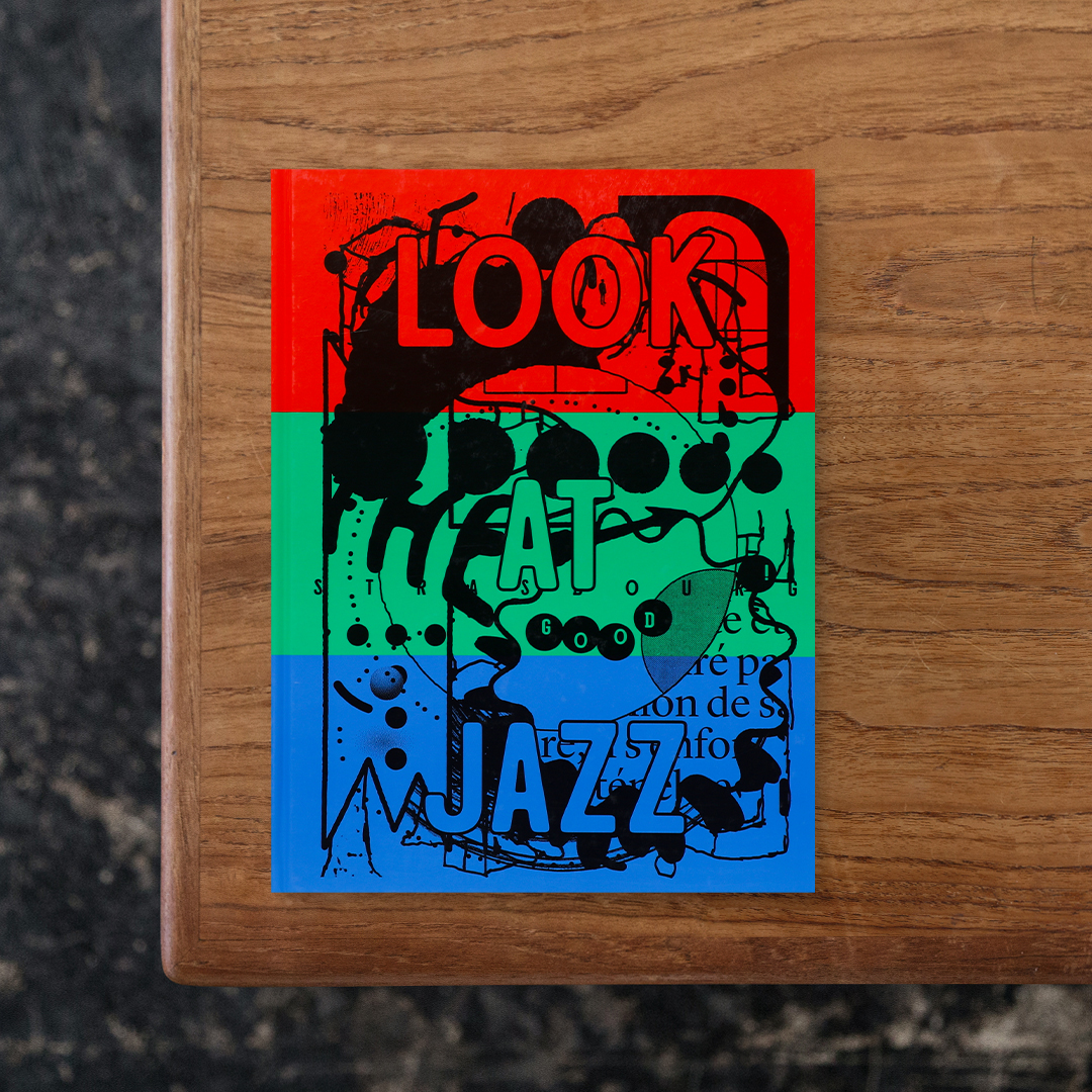 Look at Jazz

フランス・モントルイユを拠点に活動するグラフィックデザインデュオ・Helmo（ヘルモ）が、2019年から24年にかけて制作したコンサートポスターより厳選の56点を収録する作品集。
 Helmoは、2002年から即興音楽フェスティバル「Jazzdor」のヴィジュアルを担当し、タイポグラフィと限られた色彩を基軸にしながらも、写真、ドローイング、ペインティング、引用、素材など多様な表現を横断しながら、即興音楽の持つ自由さや実験性を見事な視覚言語として翻訳してきました。
本書では、「Helmo」のThomas Couderc（トマ・クデルク）と Clément Vauchez（クレマン・ヴォシェ）、さらに「Jazzdor」のディレクターであるPhilippe Ochem（フィリップ・オシェム）へのインタビューを通じて、これまでのビジュアルシリーズの誕生の経緯と制作過程を紹介。
一枚ごとに独立した即興演奏を視覚的に楽しめる特徴的な構成を通じて、グラフィックデザインと音楽文化の関係性を再読しています。

#LookatJazz#Helmo#EditionsB42#graphic#photo #photograph #designbook #artbook #photobook #photographer#design#art