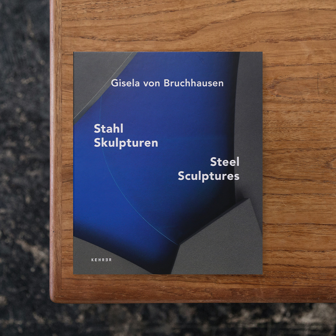 Steel Sculptures

ドイツの彫刻家・Gisela von Bruchhausen（ジゼラ・フォン・ブルックハウゼン）の鋼彫刻とウォール・ピースをまとめた作品集。
ブルックハウゼンは、鋼という素材の可塑性、弾性、点による接続という構造原理に基づき、それらを構築的に組み上げることで独自の彫刻言語を形成してきました。
作品は複数の要素が関係性を持ちながら構成される動的な構造体として展開される点が特徴的で、直線や接合点によって形成されるフレームは視点の変化によって印象が揺らぐ多層的な空間性を持ち、硬質な鋼に軽やかな運動性と緊張感を与えています。
作品群ごとの整理に加え、作家のステートメント、批評的テキスト、詳細な経歴を収録。40年にわたる制作活動の全体像を記録。

#SteelSculptures#GiselavonBruchhausen#KEHRER#graphic#photo #photograph #designbook #artbook #photobook #photographer#design#art