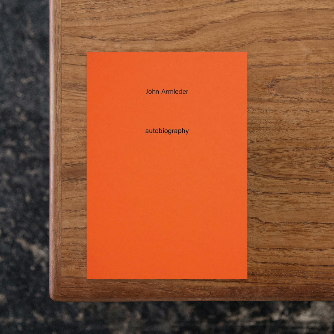 AUTOBIOGRAPHY N.16

イタリアの出版社・TONINI EDITOREが、毎月一人のアーティストにフィーチャーし発行するシリーズ「AUTOBIOGRAPHY」。
断片的なイメージ、テキスト、記録写真、印刷物などをコラージュ的に構成し、自伝という形式を取っています。
第16号ではスイス人アーティスト・John M Armleder（ジョン・M・アムレーダー）を特集。
アムレーダーは絵画、インスタレーション、パフォーマンスなど多領域で活動するアーティストであり、代表作の「Furniture Sculptures」からアーティストコレクティブ「Écart」としての「フルクサス（Fluxus）」のパフォーマンス、多様な絵画シリーズからドローイング、印象的なインスタレーションや壁画から友人のアーティストたちとのコラボレーションによる数々の作品まで、あらゆる芸術分野にまたがる作品群を生み出してきました。
本書ではアムレーダーによる活動と周辺文化を参照しつつ、作品集、スクラップブック、アーカイブの要素を横断する形で構成されており、グラフィックデザインや印刷物への関心も強く反映した一冊。

#AUTOBIOGRAPHYN.16#JohnArmleder#TONINIEDITORE#graphic#photo #photograph #designbook #artbook #photobook #photographer#design#art