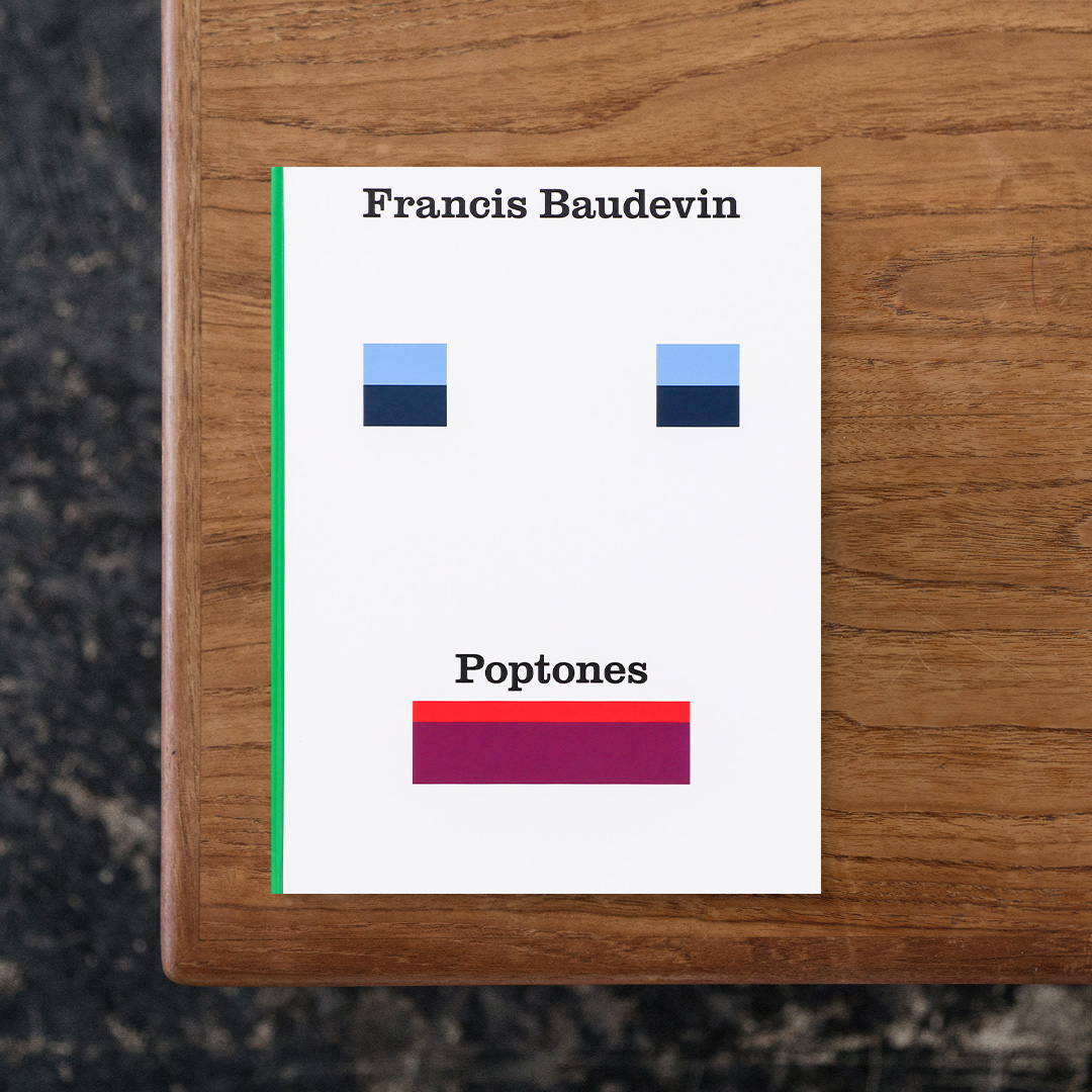 Poptones / Francis Baudevin

スイスの現代美術家Francis Baudevin（フランシス・ボーデヴィン）の約35年にわたる制作をまとめたモノグラフ。
ドイツ・ベルリンのキンドル現代美術センターで開催された個展を起点に、近年10年の制作の展開とアーティストと音楽との関係に特に焦点を当てており、ボーデヴィンがレコードコレクターであり実験音楽・アンダーグラウンド音楽の愛好家であることにも言及しています。
ボーデヴィンの作品は、広告やレコードジャケット、ロゴマークといった既存のグラフィック要素から文字情報や機能的意味を取り除き、残された色面や幾何学的形態として再構成された抽象的な構造を用いるという特徴を持っています。
それは一見モダン・アートの純粋な抽象作品のようでありながら、同時に消費文化や視覚伝達の歴史を内包しています。
美術史家によるボーデヴィン作品における具体美術の影響に関する論考、美術批評家・キュレーターのインタビューなどのテキストを通し、ボーデヴィンの実践が社会の中でどのように循環し、変形していくのかという視覚文化そのものを批評として読み解いた一冊。

#Poptones#FrancisBaudevin#JRPEditions#graphic#photo #photograph #designbook #artbook #photobook #photographer#design#art