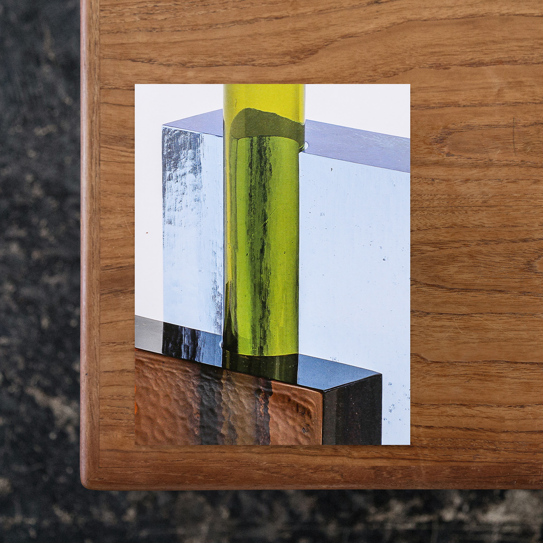 Inchiostri + Inchiostri Supplement

フランス人デザイナー Ronan Bouroullec（ロナン・ブルレック）のムラーノガラス作品シリーズを記録したアーティストブック。
ムラーノのガラス職人 Simone Cenedese（シモーネ・チェネデーゼ）との協働によって制作された花器シリーズ「Inchiostri」を中心に、ガラスという素材を通して構成、重力、色彩、バランスなどブルレックの造形的関心を探求しています。
各作品は鋳造ガラスのブロック、吹きガラス製のチューブ、小型のガラスプレートなど複数の要素によって構成されており、それぞれ異なる色彩を組み合わせているという点が特徴的で、それはブルレックが継続的に扱ってきた「組み合わせ」「可逆性」「不安定な均衡」といったテーマを象徴しているといえます。
タイトルの「Inchiostri」はイタリア語でインクを意味し、深い色彩と光の透過によって生まれる陰影や濃淡への関心を示しています。
ムラーノガラスの伝統技法と現代デザインを接続しながら、素材と構造そのものが持つ美しさを浮かび上がらせる一冊。

#Inchiostri+InchiostriSupplement#RonanBouroullec#graphic#photo #photograph #designbook #artbook #photobook #photographer#design#art
