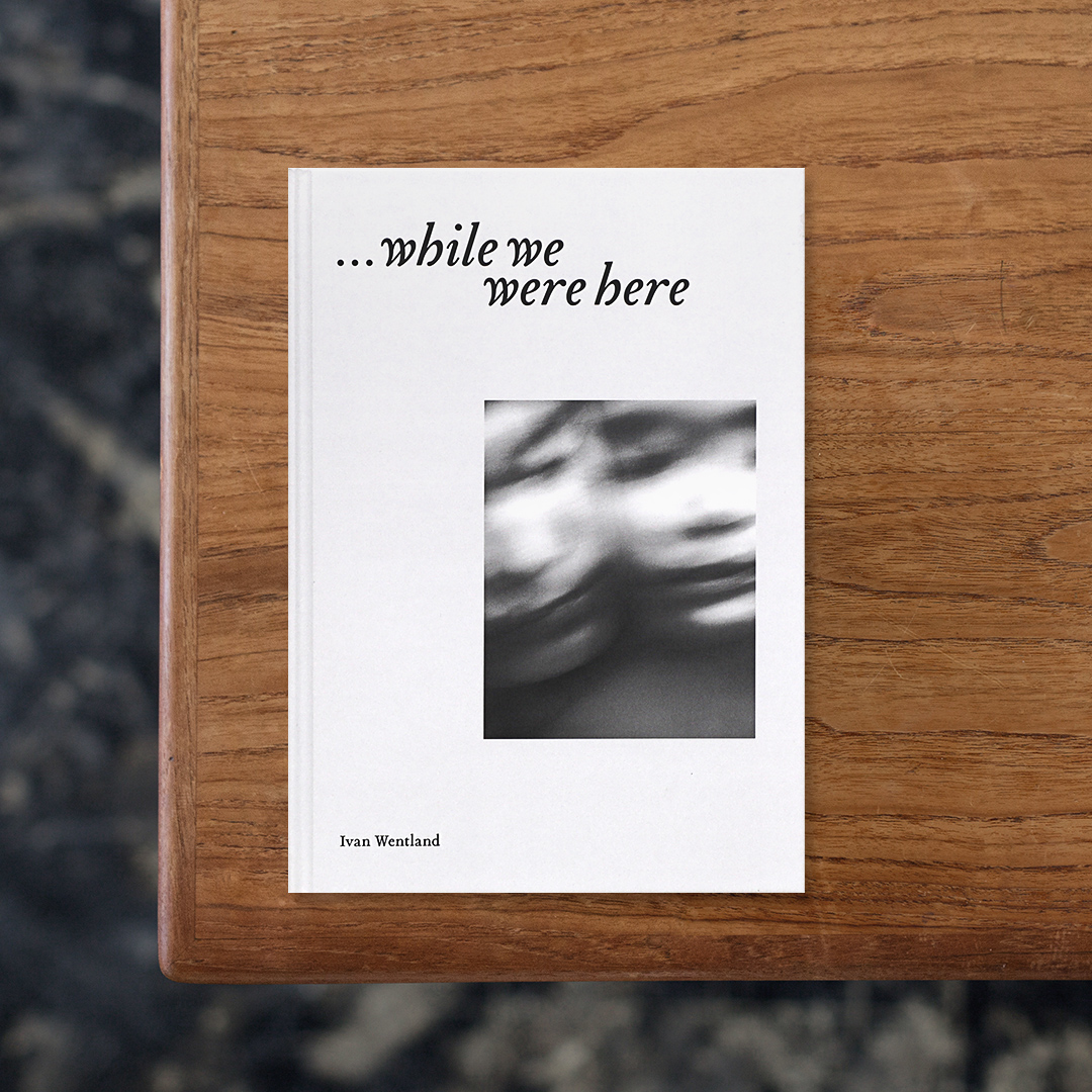 While We Were Her

写真家・Ivan Wentland（イヴァン・ウェントランド）が、二人の息子とともに訪れたハワイの移ろいゆく光と海の砂浜を舞台に、現地の植物や石を用いたセットアップで、自身の息子やモデルたちを白黒で写したポートレートをまとめた一冊。
母親の死去でもたらされた家族の深い悲しみと喪失感、また父親としての責務や子どもの成長などを描写することを通じて、一定の形を持たずに姿を変えながらも途絶えることのない、家族の愛がもたらす優しさと力強さを讃えています。

#WhileWeWereHere#IvanWentland#Ephemere#graphic#photo #photograph #designbook #artbook #photobook #photographer#design#art