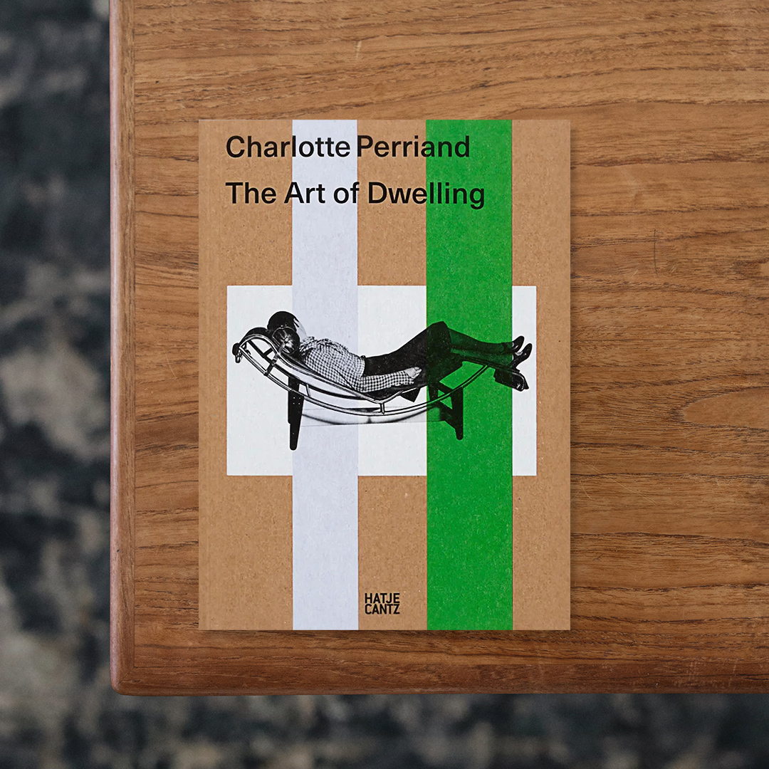 THE ART OF DWELLING

フランス人建築家・デザイナー、Charlotte Perriand（シャルロット・ペリアン）の作品集。
2025年から2027年にかけて、ドイツ・クレーフェルトの「Kunstmuseen Krefeld」、オーストリアの「Museum der Moderne Salzburg」、スペイン・バルセロナのミロ美術館「Fundació Joan Miró」で開催される巡回展にあわせて刊行されました。
20世紀モダニズムを代表する建築家・デザイナーとして、建築から家具、インテリアまで幅広い分野に革新的な影響を与えたペリアンの仕事を、「住まうこと（Dwelling）」という視点から再考する約20年ぶりのモノグラフ。彼女にとって住まいとは、人と自然、社会を結びつけるための思想であり、建築や家具、工芸、工業生産を横断しながら、機能性と美しさ、社会的責任を結びつける空間を追求しました。
本書には家具やインテリア、建築プロジェクトを豊富な図版とともに収録。ル・コルビュジエとの協働や1920年代のチューブラースチール家具から、実験的な集合住宅を実現したアルプスのスキーリゾート「レ・ザルク」まで、その創作の軌跡をたどります。さらにアーカイブ資料や歴史写真、再現インテリアに加え、日本、インドシナ、ブラジルでの経験がデザイン思想に与えた影響にも焦点を当て、持続可能性やモダニズムの社会的意義を現代の視点から読み解いています。

#THEARTOFDWELLING#CharlottePerriand#HATJECANTZ#graphic#photo #photograph #designbook #artbook #photobook #photographer#design#art