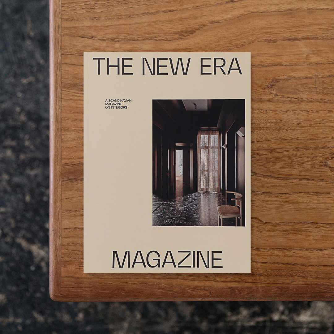 THE NEW ERA MAGAZINE 7

建築やインテリア、デザイン、アートを通してスカンジナビアの美意識を探るライフスタイル誌『THE NEW ERA MAGAZINE』第7号。
本号では、スウェーデン西海岸に佇む建築家Sven Markelius（スヴェン・マルケリウス）設計のモダニズム住宅や19世紀の農家を訪ねるほか、建築家Francesco Zorzi（フランチェスコ・ゾルツィ）が暮らすミラノの住まい、ユニフォームデザインを手がけるOlder Studio（オールダー・スタジオ）のアトリエ、3組のスカンジナビアのインテリアデザインスタジオ、フィンランド人デザイナーIlkka Suppanen（イルッカ・スパネン）の住まいなどを紹介します。また、ミラノ、パリ、コペンハーゲンで開催されたデザインイベントのレポートも収録。
住まいや創作の現場を巡りながら、現代のデザインや暮らしを形づくる人々の思想や実践に触れる一冊。

#THENEWERAMAGAZINE7#NewEraMagazine#graphic#photo #photograph #designbook #artbook #photobook #photographer#design#art
