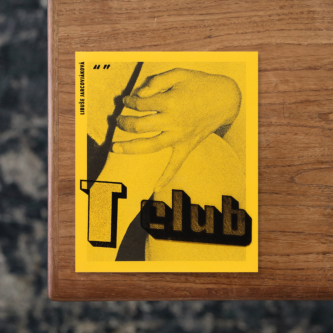 T-Club 2nd edition

チェコ出身の写真家・Libuše Jarcovjáková（リブシェ・ヤルツォヴャーコヴァー）が、1983年から1985年にかけてプラハの伝説的なLGBTQバー「T-Club」で撮影した写真集。全体主義体制下の旧チェコスロヴァキアという時代に、人々が社会の抑圧や偏見から離れ、自分らしく過ごす姿を誠実に見つめています。

撮影者であるリブシェ自身も、このバーに通う性的マイノリティの一人。そのため写真には、外部の観察者には捉えられない、人々との信頼や親密さが宿っています。モノクロームの粗い粒子は店内を満たしていた安堵や熱気、人と人との距離の近さまでも映し出しています。
本書はLGBTQコミュニティの貴重な記録であると同時に、その枠組みを超え、一人ひとりが自分らしく生きようとする普遍的な人間の姿を捉えた作品でもあります。リブシェのまなざしには、40年を経た今なお変わることのない尊重と敬意が貫かれている一冊。

#T-Club2ndedition#LibušeJarcovjáková#Untitled#graphic#photo #photograph #designbook #artbook #photobook #photographer#design#art