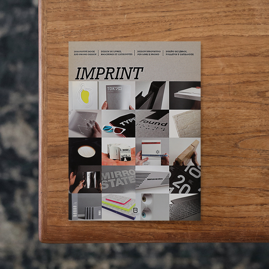 IMPRINT

創意工夫が施された世界の様々な印刷物の制作過程を明らかにすることで、それぞれのデザインにおける目的や特徴を読み解いた一冊。
視覚や触覚、技術の各分野で優れている書籍やポスター、パンフレットなど幅広い目的や形態の100以上におよぶ事例を収録しています。
さらに素材や用紙、判型、製本、色、書体と、細かな要素に着目することで、それぞれの印刷物における形態や構造、質感同士の相互作用についても考察するほか、「Untitled」、「Sagmeister Inc.」、「Mash」、「Ritator AB」をはじめとする主要スタジオが自らの担当プロジェクトについて振り返ったインタビューも掲載。
デジタル化が進み、印刷媒体が減少の一途を辿る中でも不変な紙媒体の魅力と可能性を再認識することができます。

#IMPRINT#Promopress#graphic#photo #photograph #designbook #artbook #photobook #photographer#design#art