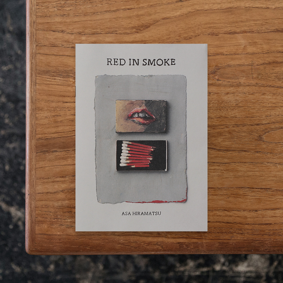 RED IN SMOKE

日常の中で集めたマッチ箱を支持体に、小さな絵画を描き続ける画家・平松麻によるマッチ箱作品を収録したアートブック第2弾。限定1000部発行、エディションナンバー入り。現在平松氏が惹かれている色である「赤」を用いた作品を中心に、100点以上を掲載。手のひらに収まるほどの小さな作品がページをめくるごとに静かに呼応し合い、どこか物語の断片を辿るような感覚を味わえます。翻訳家・柴田元幸による書き下ろしのショートストーリー（日英併記）も収録。絵画と言葉を行き来しながら楽しめる一冊。

#REDINSMOKE#平松麻#SWITCHPublishing#graphic#photo #photograph #designbook #artbook #photobook #photographer#design#art