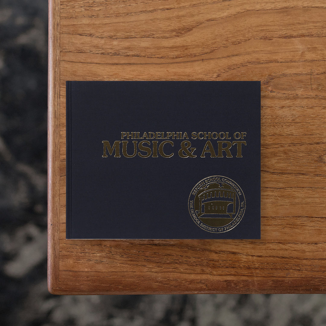 PHILADELPHIA SCOOL OF MUSIC & ART

ニューヨークとワシントンD.C.の中間に位置するフィラデルフィアは、1980年代初頭、グラフィティやパンク、ニューウェーブ、ヒップホップなど、多様なカルチャーが交差するアメリカ東海岸の重要な文化拠点でした。グラフィティライター、アーティストのStephen ESPO Powers（スティーヴン・エスポ・パワーズ）も、この街で育まれたストリートカルチャーを自身の創作の源流のひとつとして語っています。
本書は、フィラデルフィアで活動した写真家であり、Mr. BLINTの名でグラフィティライターとしても知られるJohn Coffey（ジョン・コフィー）が、1980年から1983年に撮影した約200点の写真を収録した作品集。
街に残されたグラフィティや、Talking Heads（トーキング・ヘッズ）、The Clash（ザ・クラッシュ）らパンクロック黎明期のアーティストによるライブ風景を、カルチャーの当事者ならではの親密な視点で記録。
巻頭には、Mr. BLINTの影響を間近で受けながら育ったNick DiFalco（ニック・ディファルコ）による序文を収録。続いてESPOは、ニックから直接受けた影響とMr. BLINTから間接的に受け継いだものについて綴り、1990年代初頭にサウス・ストリートでジョンの足跡を辿った自身の体験を振り返っています。
タイトルの「PHILADELPHIA SCOOL OF MUSIC & ART」は、フィラデルフィアという街そのものが、世代を超えて創造性を育む「学びの場」であるという考えを象徴しています。

#PHILADELPHIASCOOLOFMUSIC&ART#Mr.BLINT#JohnCoffey#graphic#photo #photograph #designbook #artbook #photobook #photographer#design#art
