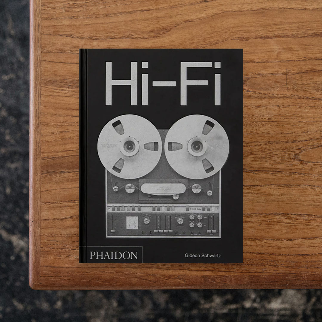 Hi-Fi: The History of High-End Audio Design

Hi-Fi（High Fidelity）オーディオ機器のデザイン史を紹介する作品集。
Hi-Fiとは、原音をできる限り忠実に再生することを追求するオーディオの思想。その追求は音響技術にとどまらず、素材や構造、操作性、外観に至るまで、オーディオ機器のデザインにも大きな影響を与えてきました。
本書では、1950年代から現在に至るまでのBraun（ブラウン）、Bang & Olufsen（バング＆オルフセン）、McIntosh（マッキントッシュ）をはじめとするブランドのオーディオ機器を取り上げ、その技術的進化とデザインの変遷を豊富な図版とともに紹介。アナログ技術が再評価される現在に至るまでの歩みを描き出しています。

#Hi-Fi:TheHistoryofHigh-EndAudioDesign#PHAIDON#graphic#photo #photograph #designbook #artbook #photobook #photographer#design#art