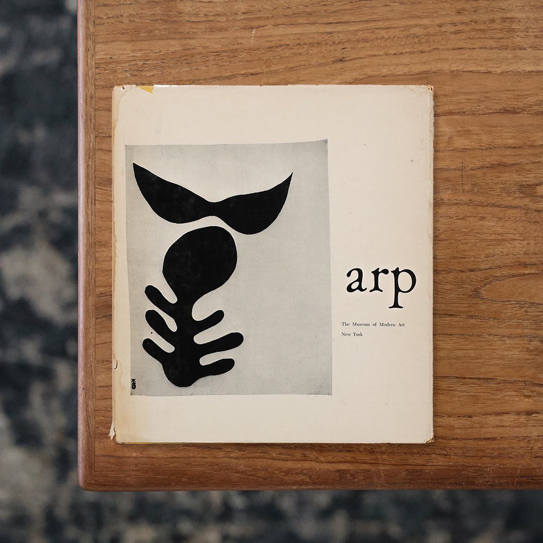 Arp the museum of modern art

1958年にMoMAが開催したJean Arp（ジャン・アルプ）の大規模回顧展にあわせて刊行された展覧会図録。
ダダ運動の創設メンバーとして活動を始めたアルプは、コラージュ、レリーフ、彫刻、詩などさまざまな表現を通して、偶然性や自然の造形から着想を得た独自の抽象表現を展開しました。本書では1910年代の初期作品から1950年代の彫刻まで100点を超える作品を収録し、その創作の歩みを辿ることができます。
編集・序文は美術史家James Thrall Soby（ジェームズ・スロール・ソビー）が担当。アルプ自身のテキストに加え、美術史家やキュレーター、批評家による論考を収録し、多角的な視点からアルプの創作思想と造形表現を読み解いています。

#Arpthemuseumofmodernart#TheMuseumofModernArtin1958#JeanArp#graphic#photo #photograph #designbook #artbook #photobook #photographer#design#art