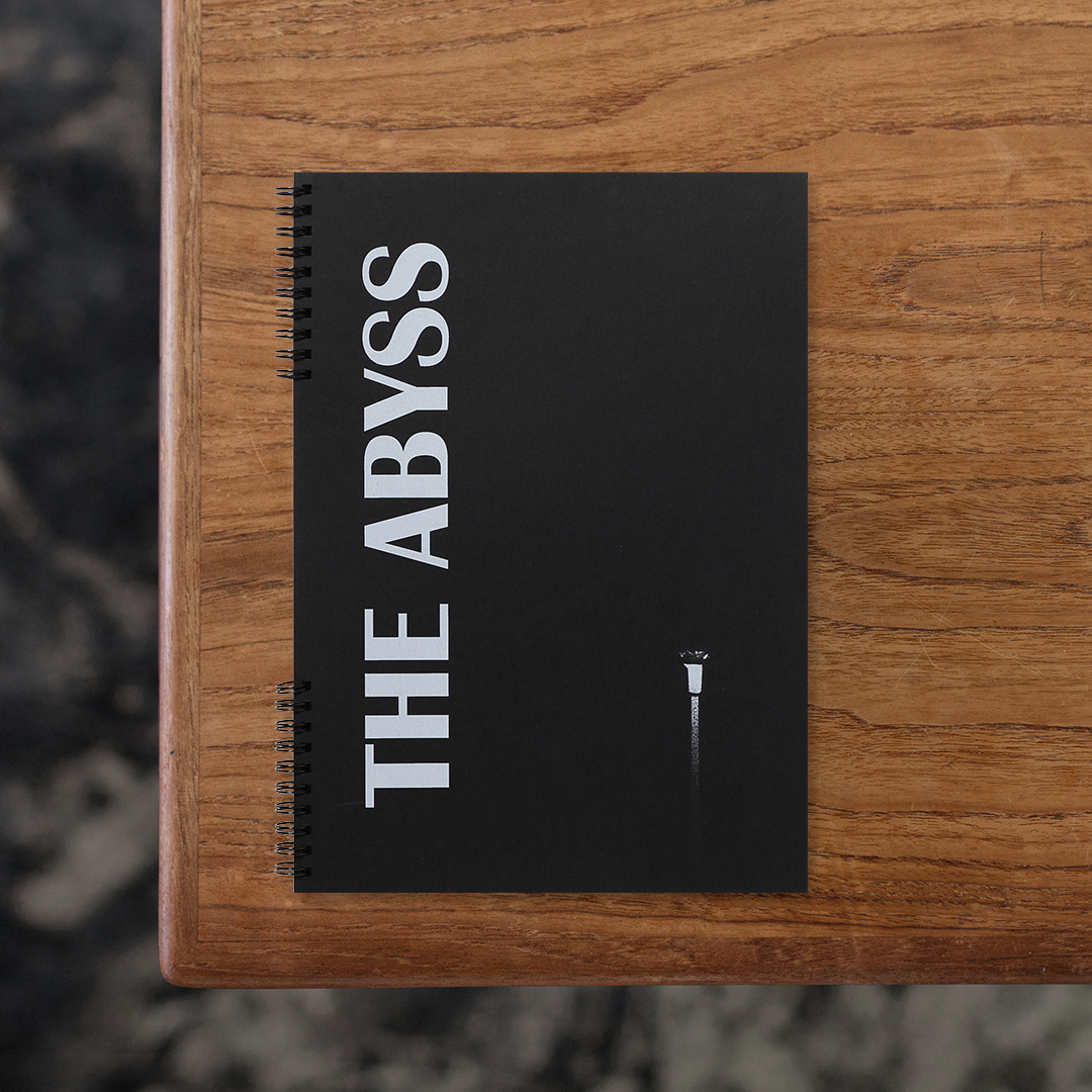The Abyss

スロベニアの写真家・Matej Sitar（マテイ・シタール）が、長期間にわたって「夜の海辺の桟橋」をモチーフに撮影してきたものをまとめた写真集。
ランプを写したイメージを起点に、海岸から遠くの彼方を見つめる人々のグループ、海面のクローズアップに稲妻、暗闇の中の桟橋や人影など、劇的な出来事は起きずともフレーミングの変化や人物たちの動作といった微弱な変化を伴いながら連なる写真群は、この物語のサスペンス性を醸し出すとともに、それぞれの読者が異なる印象や解釈を持つ余地が生み出されています。
タイトルである『Abyss』は、底無しや深淵、奈落を意味する古典ギリシャ語に由来する単語。
この選択にはマテイによる現在の政治情勢に向けた応答と、現代社会における予測不能で波乱に満ちた中での精神感覚が反映されており、この状況から抜け出すためには他者との共生や愛の存在が欠かせないことを、巻末における恋人同士の親密な場面と合わせて象徴的に示しています。

#TheAbyss#MatejSitar#TheAngryBat##graphic#photo #photograph #designbook #artbook #photobook #photographer#design#art