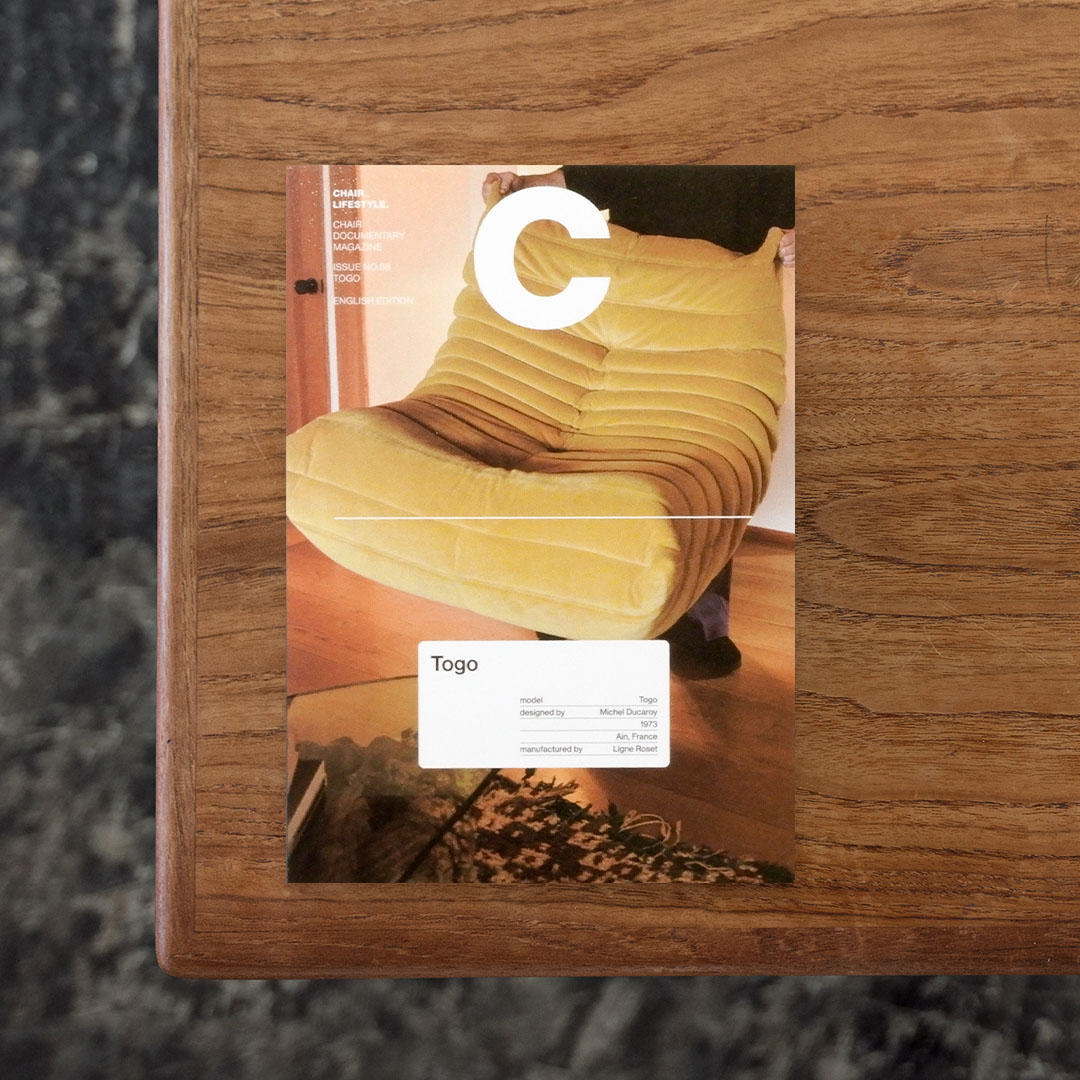 Magazine C NO.8 Togo

毎号1つのブランドを掘り下げるドキュメント誌『Magazine B』の派生として創刊された、椅子をメインとした家具とそのデザイナーを様々な角度から紹介するシリーズ『Magazine C』。
第8弾となる本誌では、フランス・リヨン出身のデザイナー、Michel Ducaroy（ミシェル・デュカロワ）が家具メーカー・ligne roset（リーン・ロゼ）との協働で1973年に発表したソファ「ROSETTogo」に焦点を当てています。フレームを持たず、床に直接置くスタイルと軽量性を備えた「ROSETTogo」は、従来のソファの常識を覆したデザインとして、現在も製造・販売が続くロングセラーです。
本誌では、リーン・ロゼ社とデュカロワの出会いから「ROSETTogo」が生まれた背景を紐解くほか、ウレタンフォームを用いた家具の系譜にも触れています。さらに、パリ、ベルリン、ソウル、バルセロナなど世界各地で愛用する10名のインテリアを訪ね、インタビューを収録。日本人として初めてコラボレーションしたアーティスト、とんだ林蘭も登場します。

#MagazineCNO.8Togo#BMediaCompany#graphic#photo #photograph #designbook #artbook #photobook #photographer#design#art