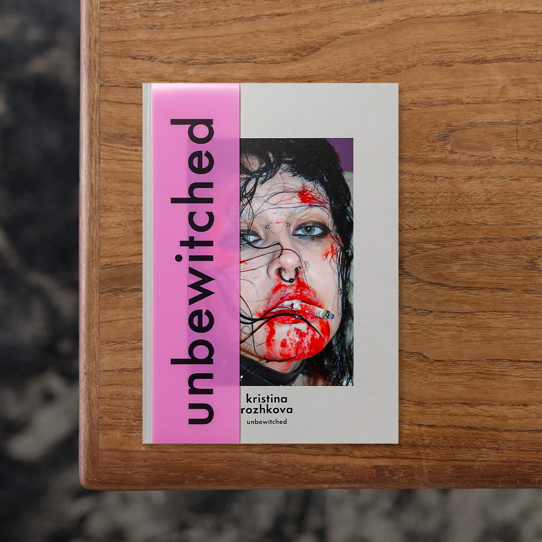 unbewitched / アンビウィッチド

ロシア出身のアーティスト・Kristina Rozhkova（クリスティーナ・ロシュコワ）による作品集。
2026年3月から4月まで渋谷のPARCO MUSEUM TOKYOで開催された写真展「unbewitched／アンビウィッチド」に伴い刊行されたもので、ロシュコワが写真をはじめた2020年から現在までに制作した約80点の作品を収録。
宗教や同性愛にまつわる描写に対して厳しい表現規制があり、作品をプリントすることさえも容易ではないロシアにおいて、ロシュコワが監視の目を掻い潜りながら生み出した写真群は、魔法がかかったような夢想による逃避行と冷酷な現実の両方を鮮烈に描き出しています。
アートディレクションはロンドンを拠点に活動するGraham Rounthwaite（グラハム・ラウンスウェイト）によるもの。

#unbewitched/アンビウィッチド#KristinaRozhkova#graphic#photo #photograph #designbook #artbook #photobook #photographer#design#art