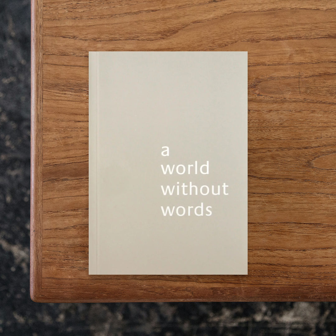 A WORLD WITHOUT WORDS

イギリス人デザイナー、Jasper Morrisonの作品集。
モリソンは深澤直人とともに提唱したSuper Normal（スーパーノーマル）という思想を通して日用品から家具、公共空間に至るまで、長く使われることで生活に溶け込み、人々に自然と受け入れられるデザインの価値を見つめ続けてきました。
本書は言葉による解説を排し、写真を通してモリソンが見出してきた美しさや機能性を静かに示しています。日用品や街角の風景、匿名的なデザインが並ぶページからは、使われ続けることで磨かれた形の豊かさが浮かび上がってきます。
「見ること」によって、モリソンのデザイン観を体感する一冊。

#AWORLDWITHOUTWORDS#JasperMorrison#LARSMÜLLERPUBLISHERS#graphic#photo #photograph #designbook #artbook #photobook #photographer#design#art
