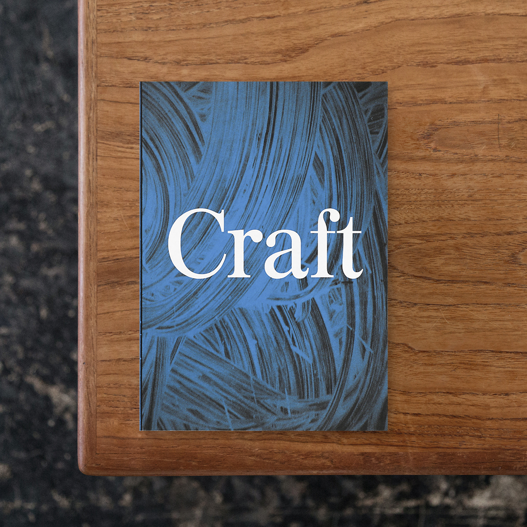 Craft

ベルギー・ブリュッセルを拠点に、写真とビデオインスタレーションの制作に取り組むフランス人アーティスト・Michel Mazzoni（ミシェル・マッツォーニ）が、イメージの生成と提示をめぐる問いに焦点を当てた一冊。
マッツォーニは写真を身体の動きや循環、そして視線を必要とする活動であると認識しています。
本書はマッツォーニが出版社やアーティストとの協働を通じて、制作という概念に直接的または間接的に関わる多数のイメージより構成したアーティストブック。
工業製品、構図の実験、建築的フォルムなどにまつわる写真や展示風景、アーカイヴ資料を織り交ぜて構成されており、それぞれのビジュアルと関連するテキストの関係性には、反響や対応、さらに拡張と入れ子構造を組み込むことで、イメージの解読と把握における余白があります。
マッツォーニによる実践と展開がどのように進化していくのかをページをめくる行為とともに読み解くことができる一冊。

#Craft#MichelMazzoni#MER.BOOKS#graphic#photo #photograph #designbook #artbook #photobook #photographer#design#art