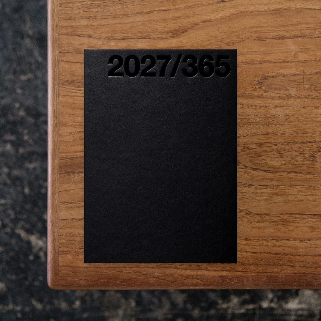 2027 Classic Planner By Marjolein Delhaas

オランダ・ロッテルダムを拠点とするグラフィックデザイナー、Marjolein Delhaasが手がけるステーショナリーシリーズ。レイアウトやタイポグラフィの配置、紙の選定、色のミニマリズムを探求するDelhaasのエレガントなスタイルは、多くのブランドや企業とのコラボレーションにも展開され、主に自宅や職場で日常的に使用されるプランナーやデスクパッドなどを手がけています。
「Classic Planner」は、2027年版で18年目を迎える、Delhaas定番のウィークリープランナー。
2027年の週間カレンダーに加え、2027年・2028年の年間カレンダーと、自由に予定などを書き込むためのノートを56ページ収録。
開きがよく書き込みやすいレイフラット製本や、背表紙が見える仕様、さらに人工皮革製カバーへ箔押しを施すなど、ロッテルダム周辺の職人による手作業の工程を取り入れた印刷と製本のこだわりも光っています。

#2027ClassicPlannerByMarjoleinDelhaas#graphic#photo #photograph #designbook #artbook #photobook #photographer#design#art