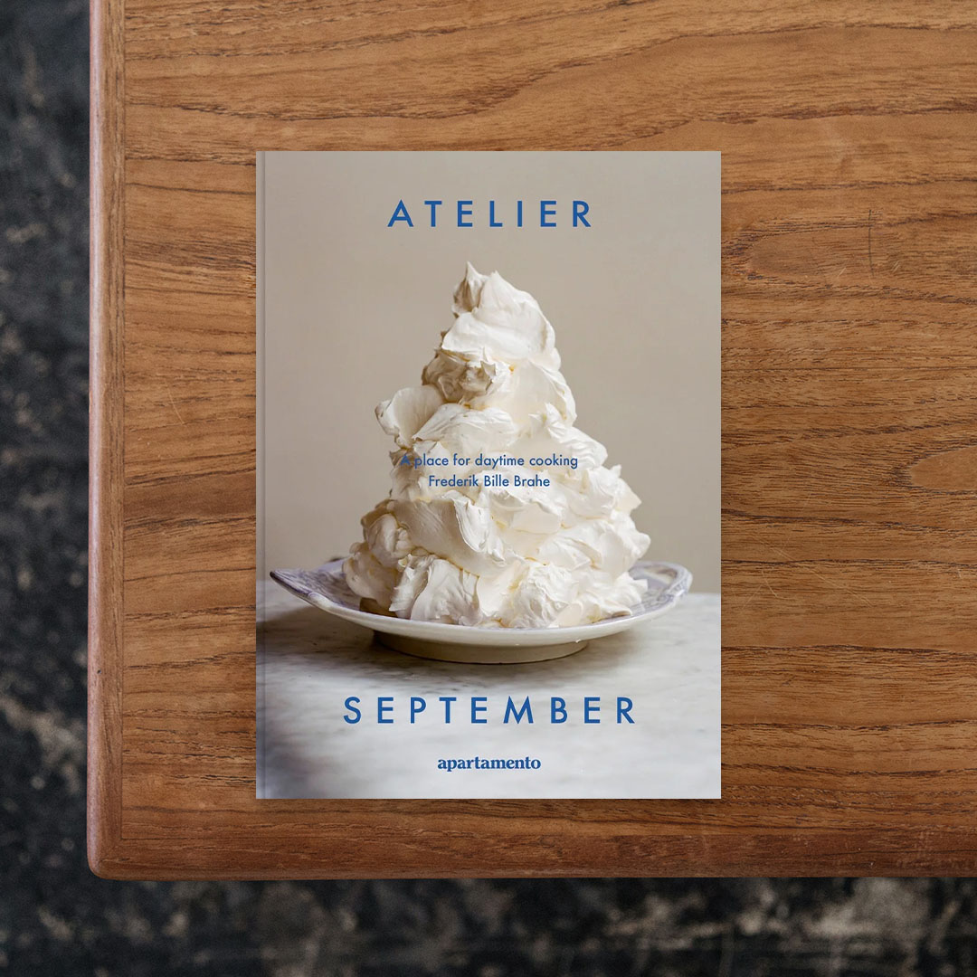A PLACE FOR DAYTIME COOKING

デンマーク・コペンハーゲンを拠点に活動するシェフ、Frederik Bille Brahe（フレデリック・ビル・ブラーエ）が手がける、世界的に人気を集めるレストラン「Atelier September（アトリエ・セプテンバー）」の料理本。
本書は、ブラーエが手がける複数のレストランのなかでも、「Atelier September」に焦点を当てた初めての料理本です。オーナーであるブラーエ自身が、レストランを代表する料理のレシピを紹介。定番メニューを中心に、旬の食材を生かした主にベジタリアン向けの86のレシピを収録しています。
ふわふわとしたフィナンシェのようなパンケーキをはじめ、季節のスープやサラダ、抹茶を使ったデザートなど、店を象徴する料理を掲載。ブラーエと、本書の版元でもある「APARTAMENTO」が手がけたベストセラー『ALL THE STUFF WE COOKED』と同じく、料理や食卓についての思いを親しみやすい語り口で綴っています。
さらに、ブラーエによる書き下ろしの序文や、幕間のように差し込まれた詩的なテキストも収録。レストランの創業当初のエピソードや、キッチンでのインスピレーション、コペンハーゲンを代表するレストランへと成長していくまでの歩みを紹介しています。編集はデザイン、インテリア、建築、食を中心に活動するJeni Porter（ジェニ・ポーター）、写真はRasmus Weng Karlsen（ラスマス・ウェン・カールセン）が担当しています。
「Atelier September」という名前には、馴染みのある味や美しいものが呼び起こす記憶、そして食卓を囲む生涯の友人たちとの時間を通して生まれる、ある種の「ふるさと」という意味が込められています。

#APLACEFORDAYTIMECOOKING#AtelierSeptember#APARTAMENTO#graphic#photo #photograph #designbook #artbook #photobook #photographer#design#art