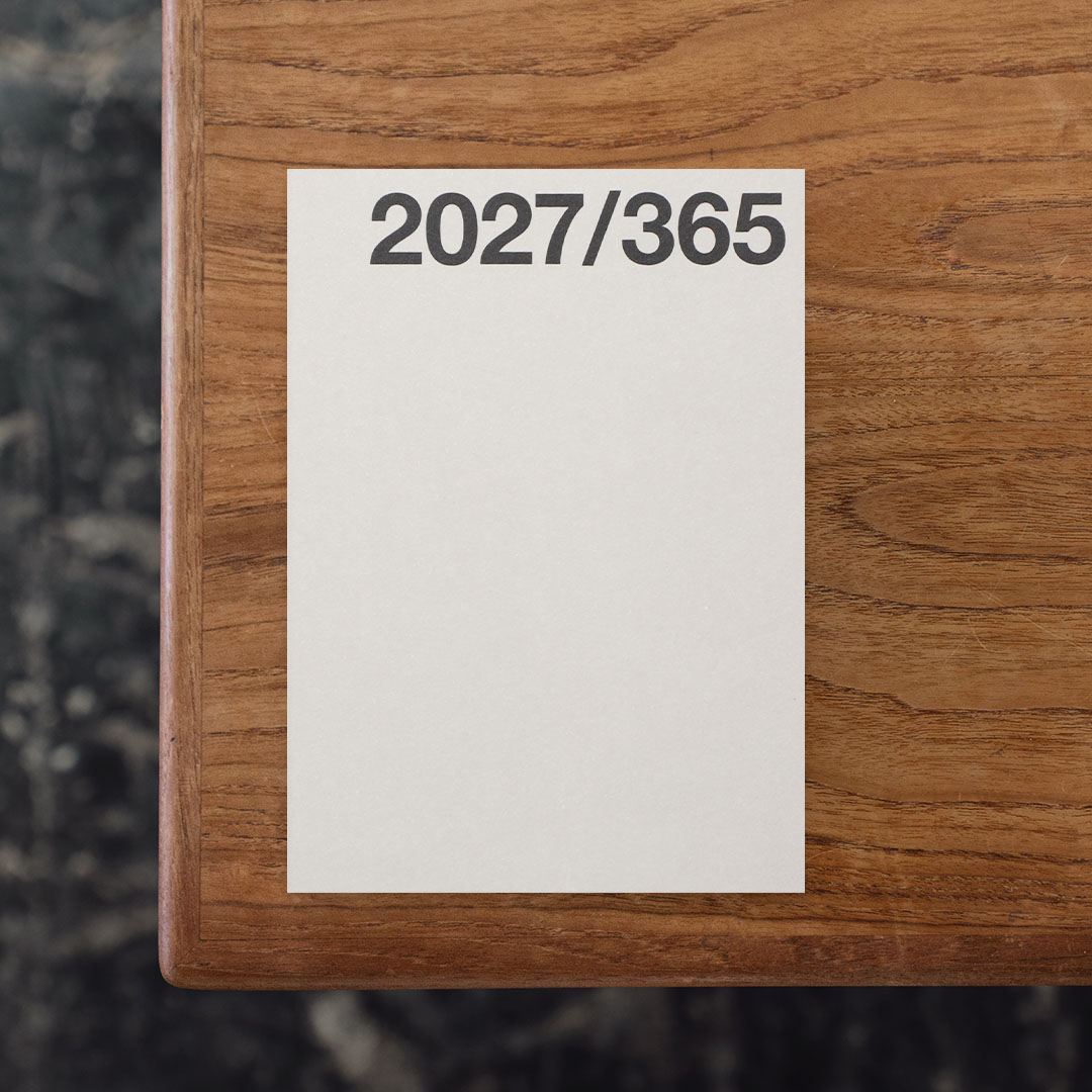 2027 Basic Planner By Marjolein Delhaas

オランダ・ロッテルダムを拠点とするグラフィックデザイナー、Marjolein Delhaasが手がけるステーショナリーシリーズ。レイアウトやタイポグラフィの配置、紙の選定、色のミニマリズムを探求するDelhaasのエレガントなスタイルは、多くのブランドや企業とのコラボレーションにも展開され、主に自宅や職場で日常的に使用されるプランナーやデスクパッドなどを手がけています。
「Basic Planner」は、2027年版で18年目を迎えるDelhaas定番のウィークリープランナー。
オフセット印刷でタイポグラフィを配したソフトカバーの中には、週ごとに2027年1月から12月までの予定を管理できるように、見開きで日付の数字を並べたフォーマットを採用。
開きがよく書き込みやすいレイフラット製本や、背表紙が見える仕様、さらに側面の小口を染めたカラードエッジなど、ロッテルダム周辺の職人による手作業の工程を取り入れた印刷と製本のこだわりが光っています。

#2027BasicPlannerByMarjoleinDelhaas#MarjoleinDelhaas#graphic#photo #photograph #designbook #artbook #photobook #photographer#design#art