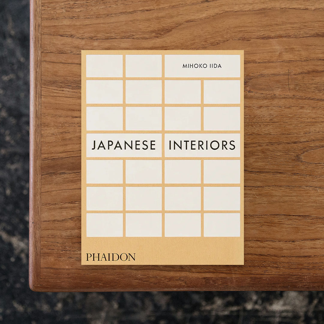 JAPANESE INTERIORS

日本の個人住宅に見られる多様なスタイルを紹介し、新たな時代において日本のインテリアデザインがどのように進化し続けているかを示す作品集。
編集者である飯田美穂子が著者を務め、ライター、編集者であるDanielle Demetriou（ダニエル・デメトリオウ）が寄稿。
日本の住宅インテリアにおけるアートと工芸を探究しながら、日本各地の個人住宅に広がる多彩なインテリアデザインをインサイダーの視点で紹介しています。
本書には憧れを誘うミニマルな住まいから、機能的な住居兼仕事場、伝統的な歴史的住宅、都市のアパートメントから山間や海辺の隠れ家まで、日本各地の優れた住宅28軒を収録。
隈研吾、nendo、藤井厚二、遠藤新、東孝光など、日本を代表する建築家やデザイナーが手がけた住宅も幅広く取り上げながら、全編を通して自然の風景を住まいへ取り込むという日本に根づく建築思想を示し、日本のインテリアデザインに影響を与えてきた要素の存在と、その継続的な進化を描き出します。

#JAPANESEINTERIORS#飯田美穂子#graphic#photo #photograph #designbook #artbook #photobook #photographer#design#art