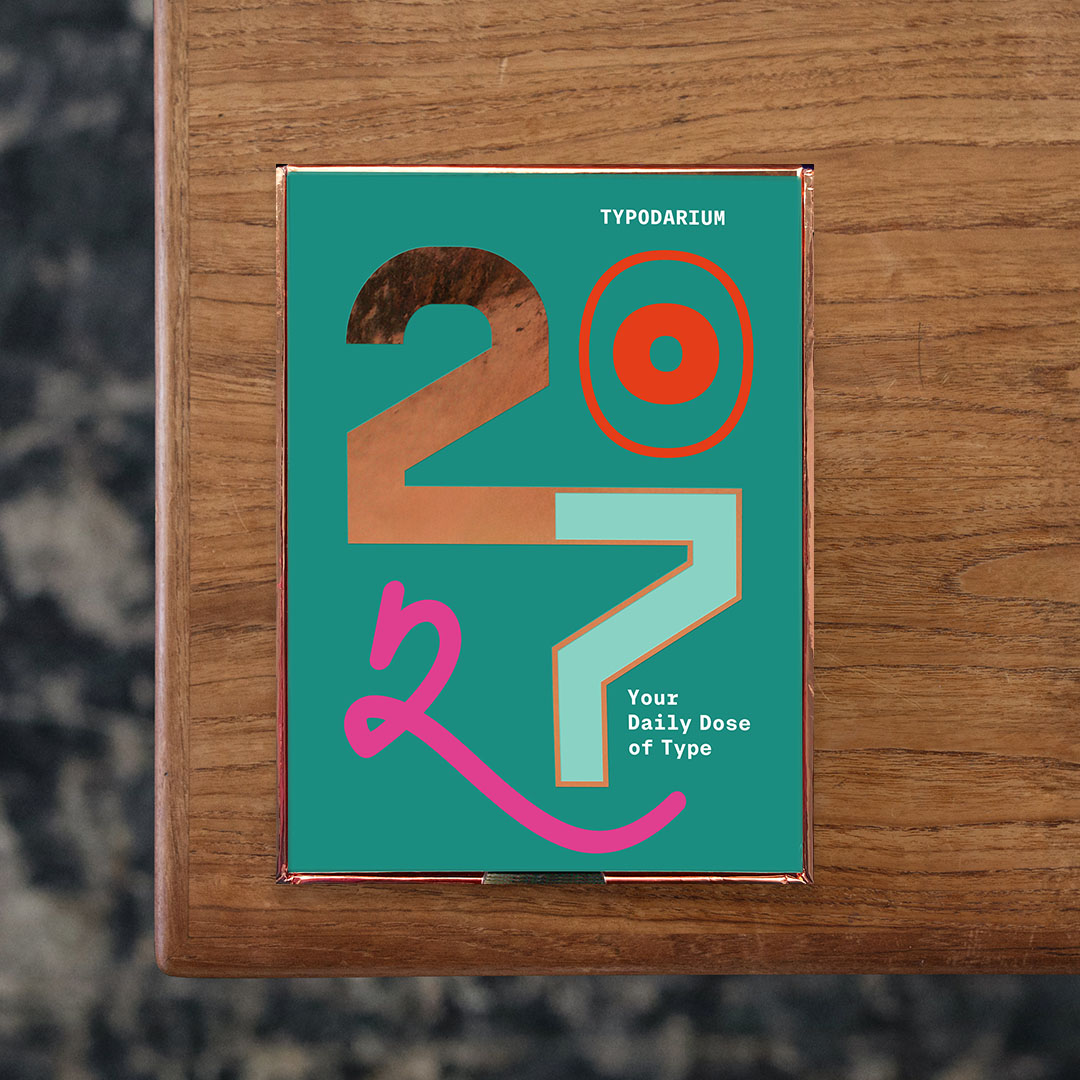 日めくりタイポカレンダー Typodarium 2027

ドイツの出版社・Verlag Hermann Schmidt Mainzより毎年出版されている、世界中のフォントを使用し、365日が日替わりフォントでデザインされた日めくりカレンダー。 
クラシックなセリフ体から筆記体、サイケデリックな飾り文字まで、さまざまなタイポグラフィで構成されており、各ページの裏面には使用されたフォントの名称とサンプルの文字列、そのフォントデザイナーのWebサイトURLを記載。
 古典的タイプフェイスではなく最新のデザインを取り扱うことによって、タイポマニアはもちろん、デザインに興味を持つ人すべてに向けたディティールまで造り込まれた高品質なカレンダーとなっています。
