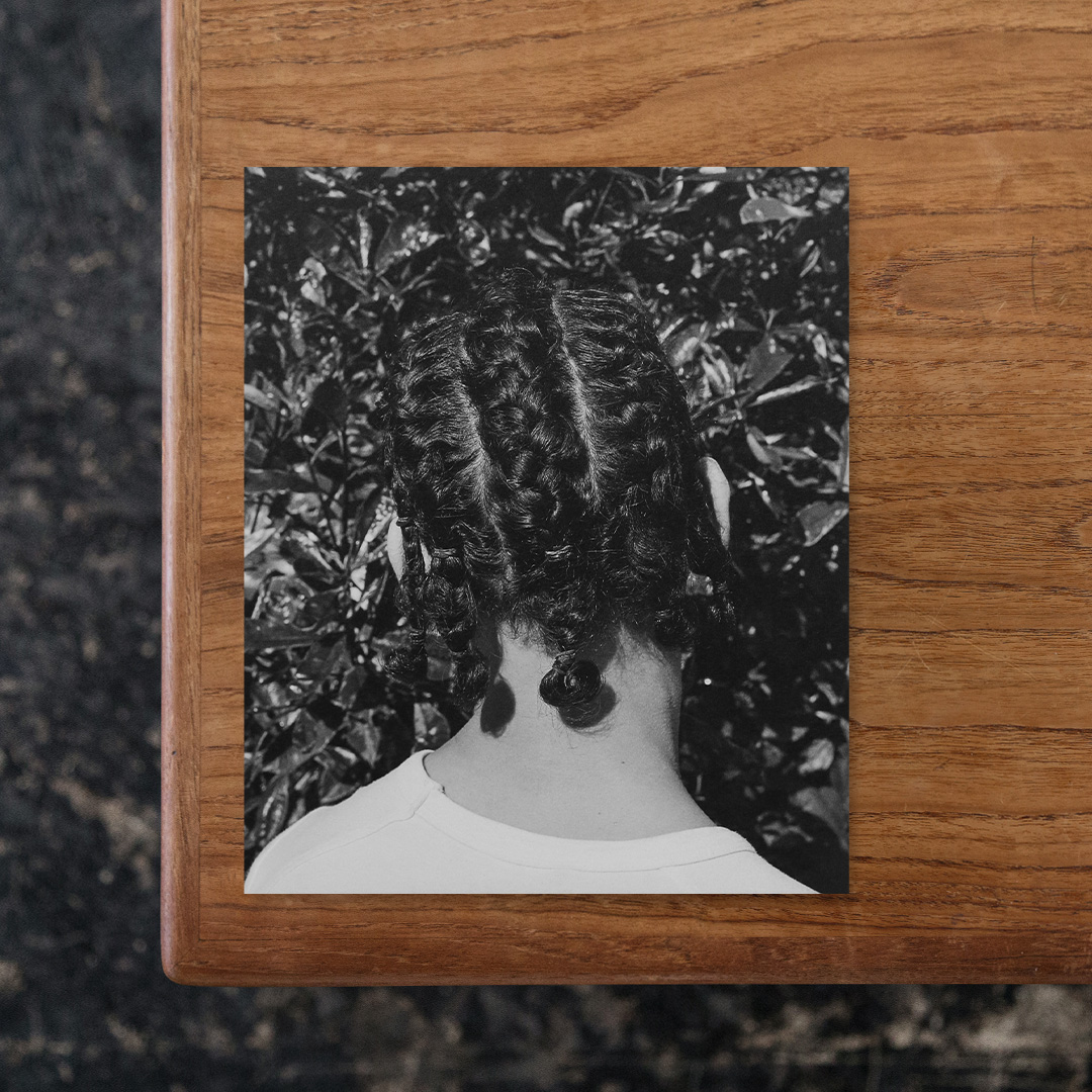 Mixedness is my Mythology

南アフリカで生まれ育ち、6歳からはオランダへと移住した経験を持つ写真家・Farren van Wyk（ファレン・ファン・ワイク）による写真集。
南アフリカとオランダの両国における歴史的な関係性と関連性を「移住」や「民族性」、「アパルトヘイト」、「植民地主義」といったキーワードをもとに探求している。
「アパルトヘイト」はオランダ人政治家・Hendrik Verwoerd（ヘンドリック・フェルヴールト）が南アフリカの首相に就任して推し進めた人種隔離政策。
南アフリカ人であるファレンの祖父母もアパルトヘイトの影響で故郷から追放された過去があり、ファレンの家系は移住を経た様々な人種との交わりを通じて形作られてきました。
そうした背景から、ファレン自身を含む兄弟や家族は混血ですが、本作はその意味を再定義・再構築することで、過去の歴史におけるトラウマを受容・和解し、国境を超えたアイデンティティを視覚化するほか、自身が有色人種であることの賛歌も目指しています。

#MixednessismyMythology#FarrenvanWyk#graphic#photo #photograph #designbook #artbook #photobook #photographer#design#art