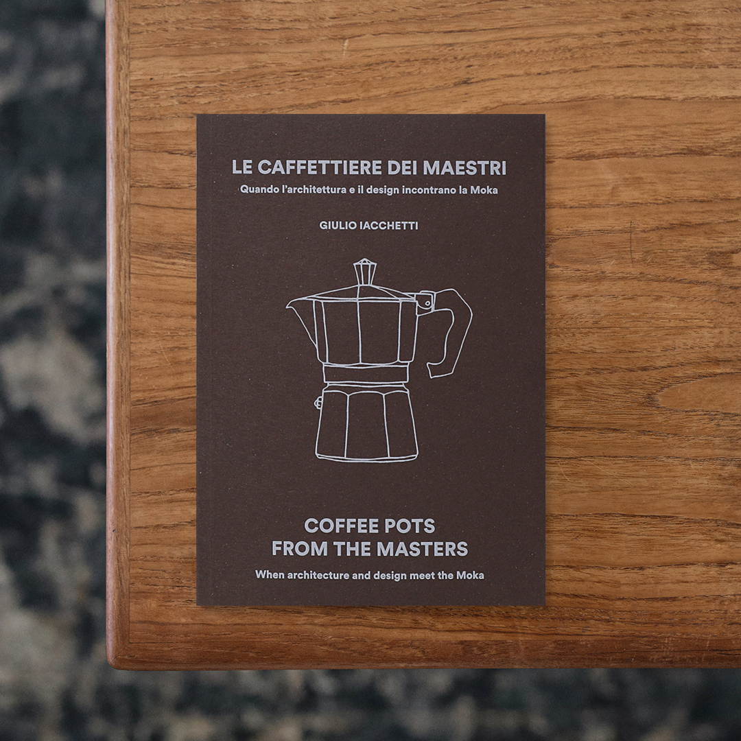 Coffee Pots from the Masters

イタリアを拠点に活動するプロダクトデザイナー、Giulio Iacchetti（ジュリオ・イアケッティ）がキュレーションを手がけ、2019年10月にミラノのラバッツァ旗艦店で開催された展覧会「Coffee Pots from the Masters. When architecture and design meet the Moka」に際して発行されたカタログ。同展で紹介された24種類のモカポットを図版やテキストとともに収録しています。
20世紀前半に発明された蒸気圧式のコーヒーポット「モカ」をテーマに、Alfonso Bialetti（アルフォンソ・ビアレッティ）によるクラシックなモカポットから、Michele De Lucchi（ミケーレ・デ・ルッキ）、Tom Dixon（トム・ディクソン）、Isao Hosoe（イサオ・ホソエ）、Piero Lissoni（ピエロ・リッソーニ）、Angelo Mangiarotti（アンジェロ・マンジャロッティ）、Alessandro Mendini（アレッサンドロ・メンディーニ）、Gaetano Pesce（ガエターノ・ペッシェ）、Ettore Sottsass（エットレ・ソットサス）ら建築家・デザイナーによるデザインまで、それぞれ異なるモカの解釈を紹介。ひとつの道具を題材とした24のデザインを通して、建築とデザインの関係を探っています。
イアケッティは、モカを「形と機能が完璧に融合したもの」と捉え、家庭の風景を形づくる小さな建築と表現。イタリアの暮らしを象徴するモカポットをめぐる多様なデザインから、建築家やデザイナーそれぞれの思考や個性を浮かび上がらせる一冊。

#CoffeePotsfromtheMasters#Corraini#graphic#photo #photograph #designbook #artbook #photobook #photographer#design#art